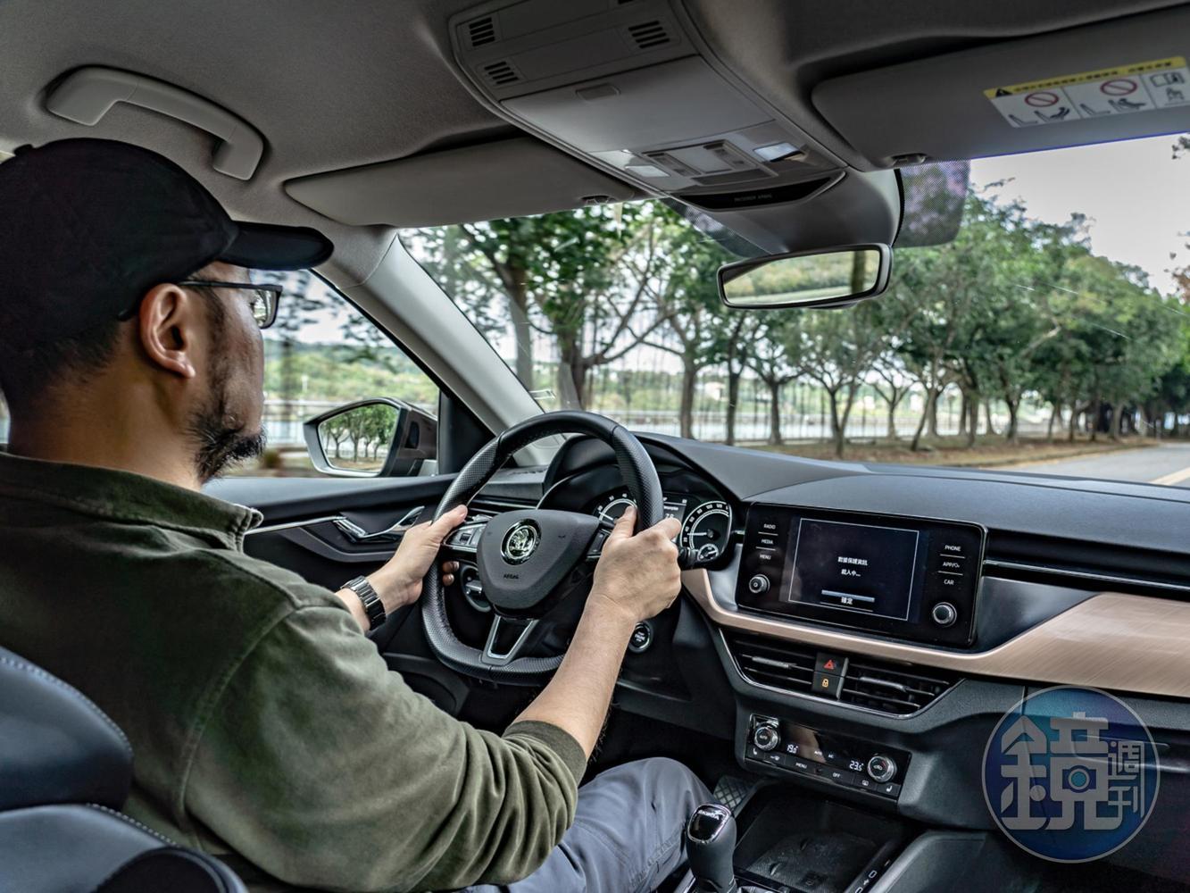 操控上Scala非常的接近掀背車，一方面是其所使用的福斯集團MQB A0新一代車輛平台本身就具備了優異的運動基因，加上XDS+電子防滑差速器的助攻，在稍微劇烈操駕時依然可以維持車體的穩定動態。