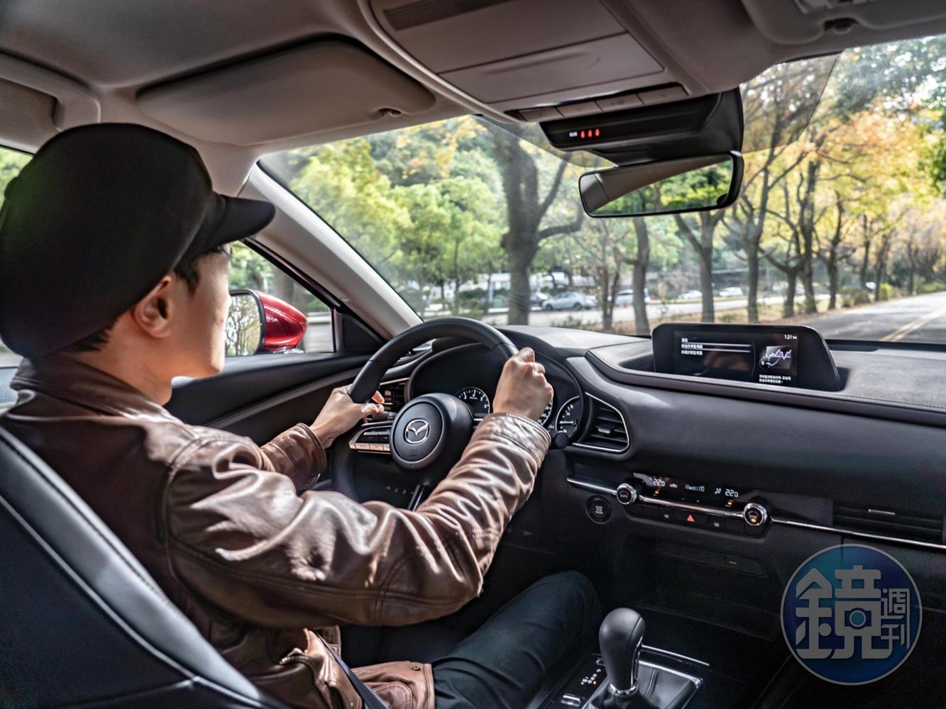 CX-30整體的行路質感是那種在舒適和運動化中間取得完美平衡點的絕妙感受。