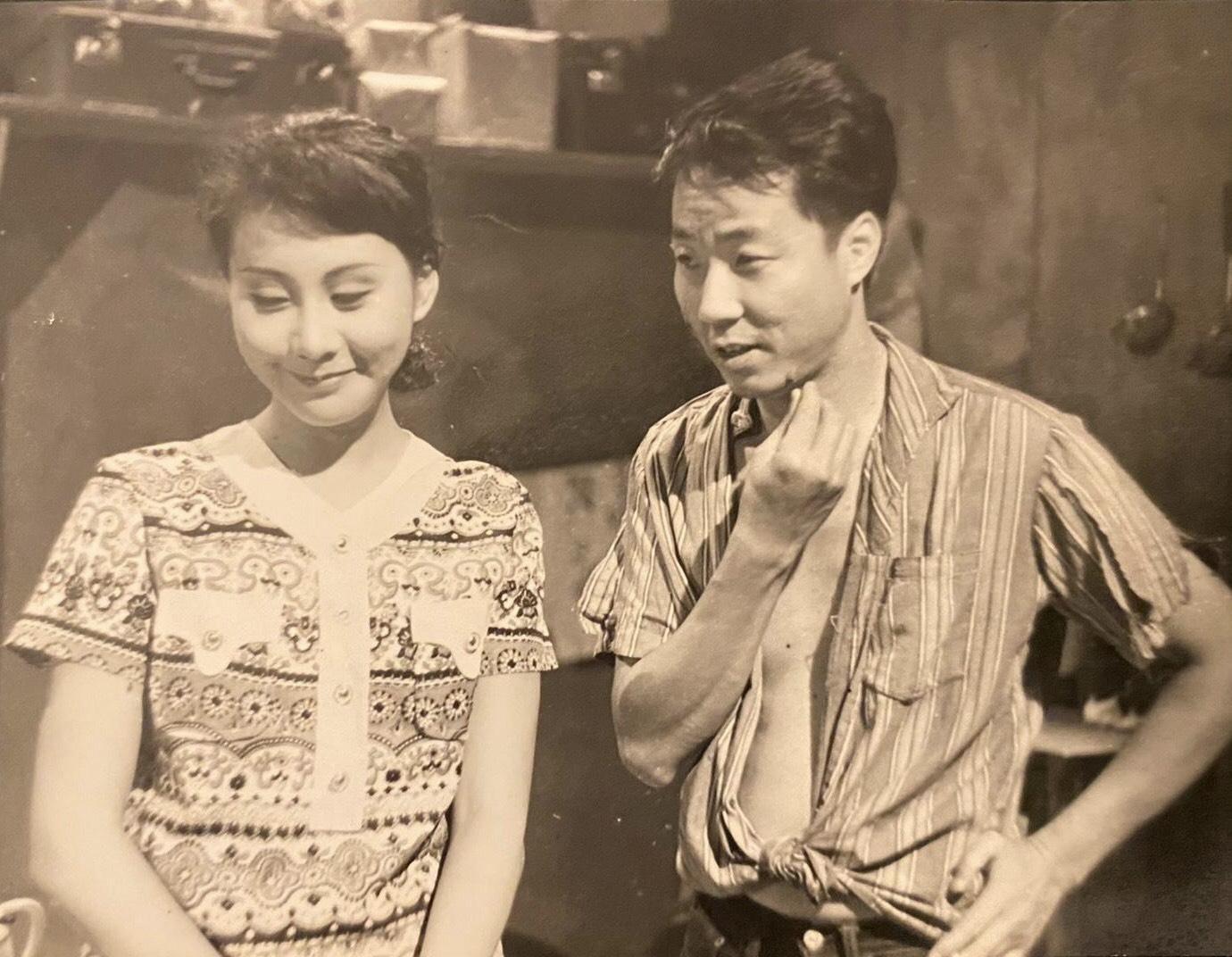 前台中市長胡自強夫人邵曉玲（左）與鐵孟秋（右）同演《長白山上》（鐵孟秋提供）。