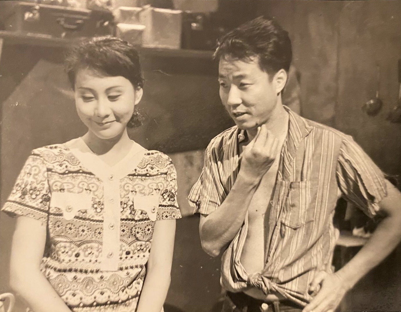 前台中市長胡自強夫人邵曉玲(左)與鐵孟秋(右)同演《長白山上》(鐵孟秋提供)。