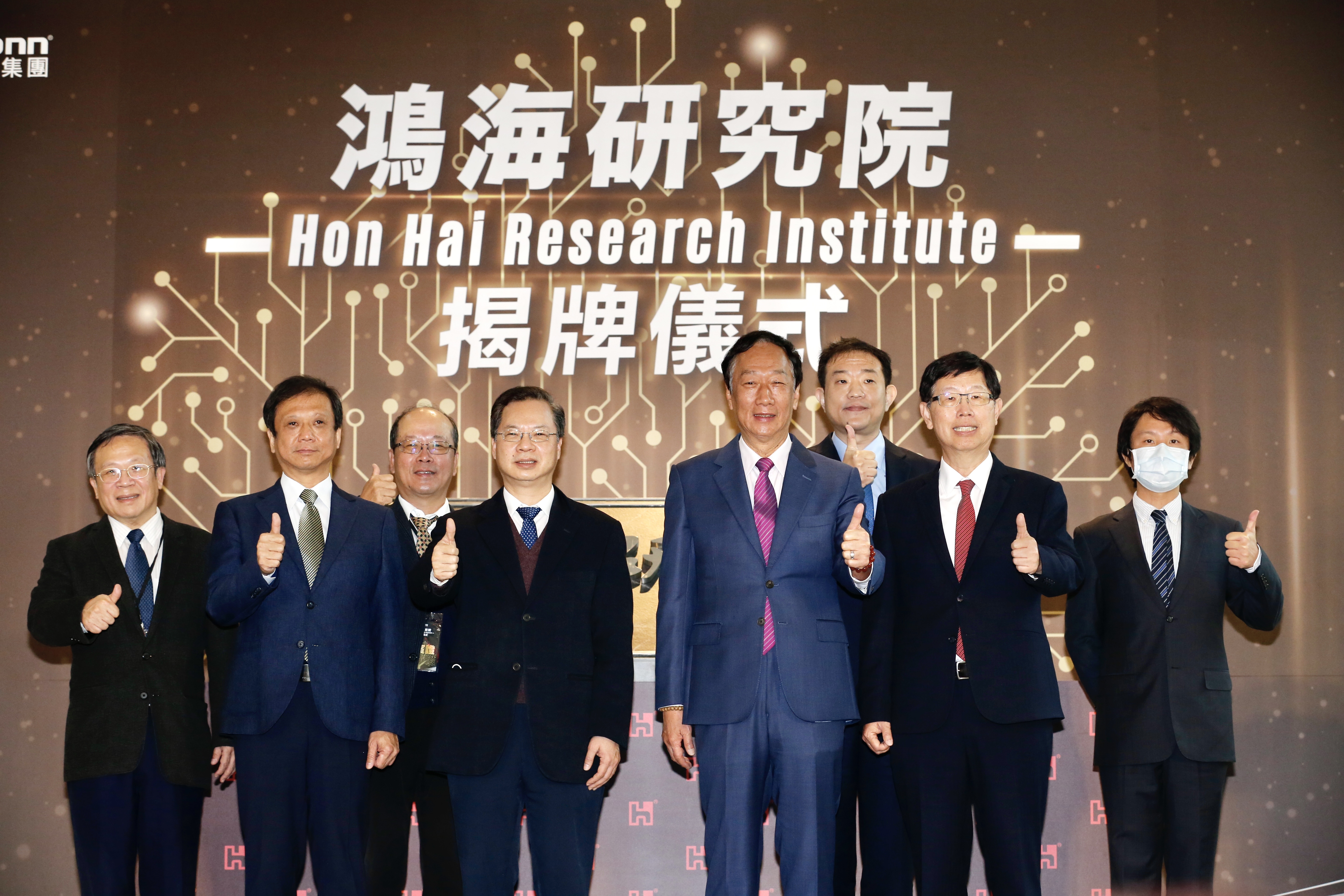 日前蘋果傳出進軍電動車，可能找上鴻海打造的MIH電動車開放平台合作，劉揚偉（右二）也首度公開談到此事。