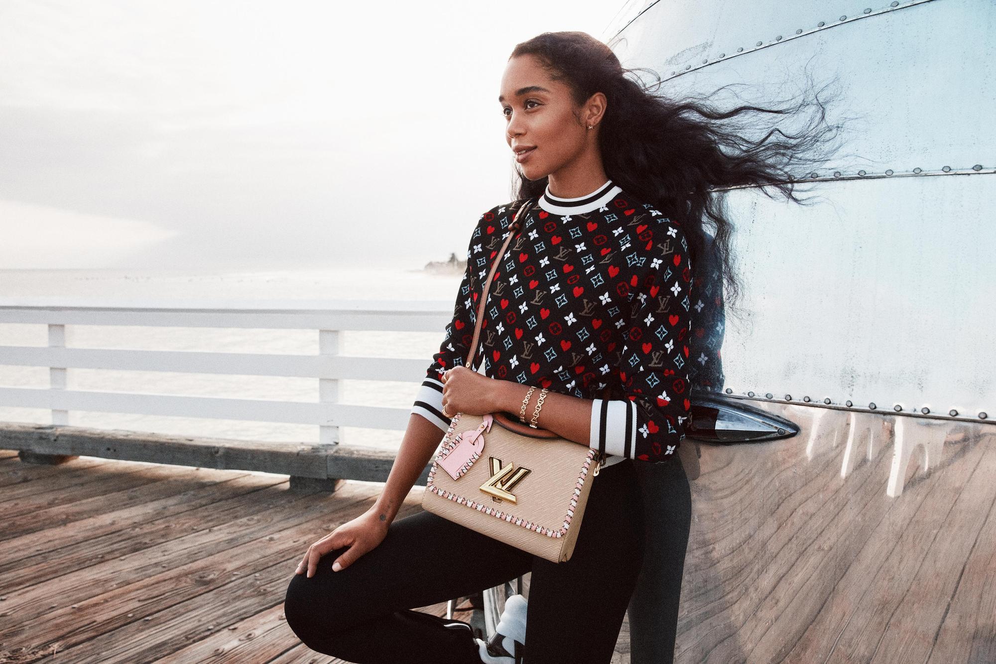 好萊塢女星Laura Harrier(蘿拉·哈里爾)受邀為這次路易威登Twist手袋系列做出完美演繹。(路易威登提供)