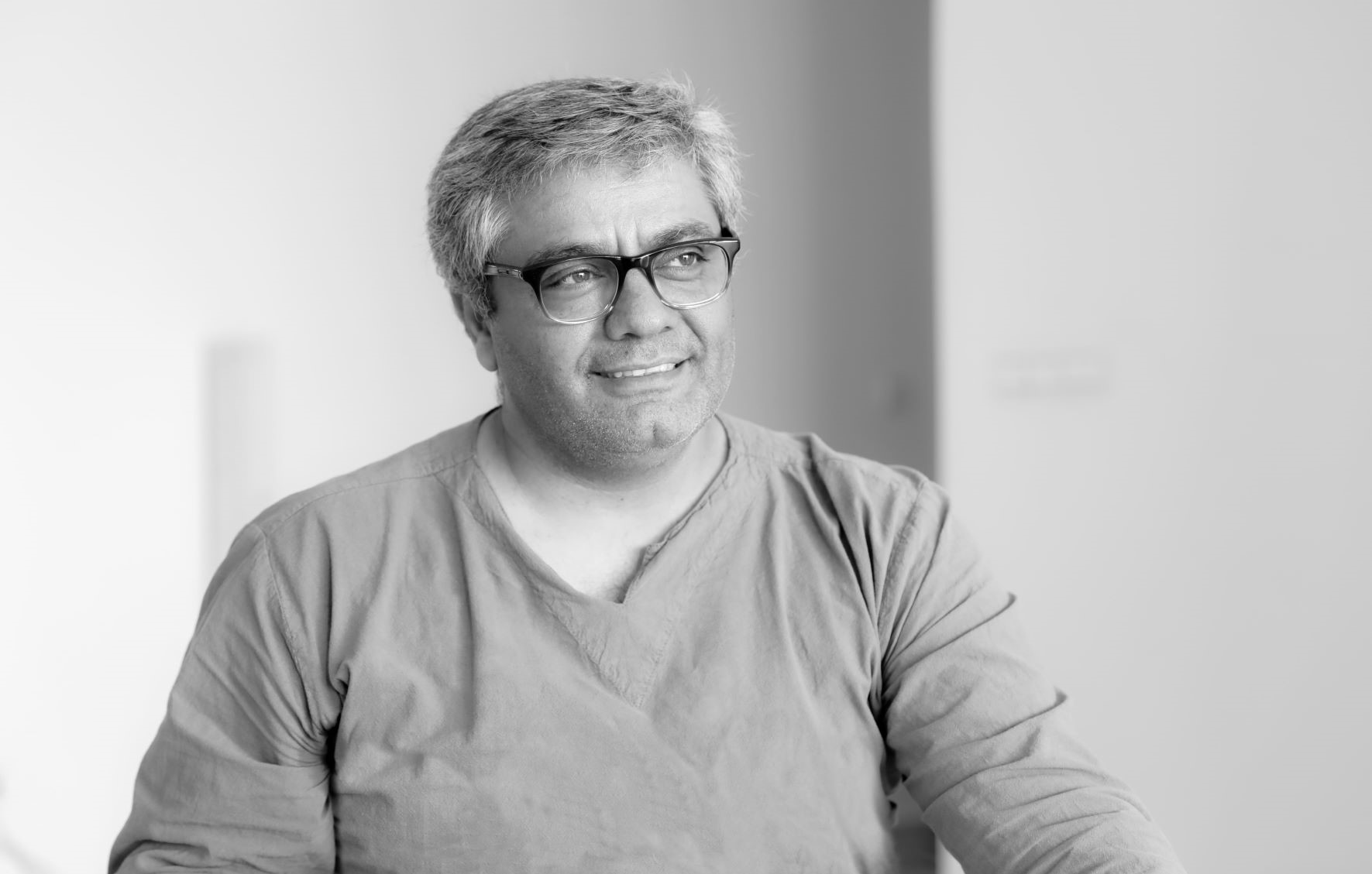 伊朗導演穆罕默德拉素羅夫被政府下達禁拍令、甚至需坐牢，仍拍片不輟。（光年映畫提供）