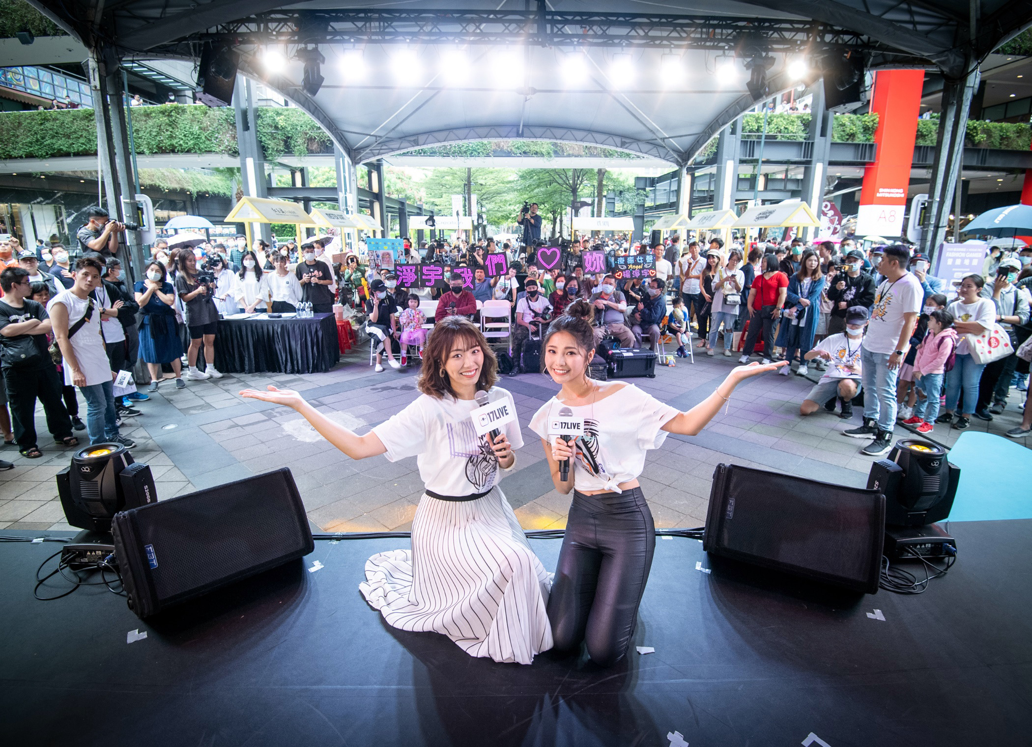 17LIVE看好台灣音樂市場，旗下LIVER純真歌姬劉恬君（左）、療癒女聲楊淨宇（右）登上17 x VOGUE超級新聲新秀舞台，有如明星粉絲見面會。