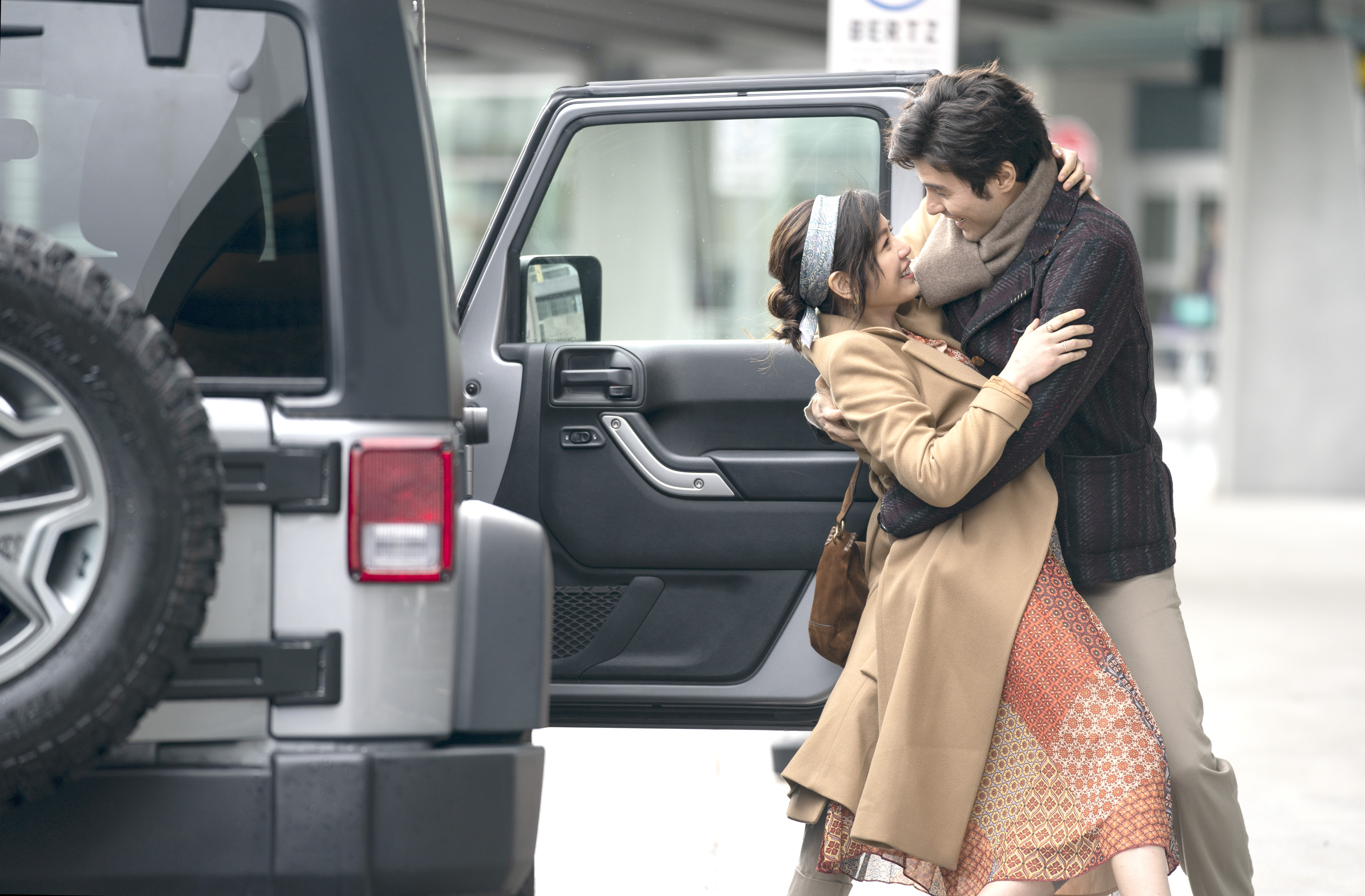 鳳小岳在片中帶著「別人的老婆」陳妍希一起去旅行，原來他早在大學時就愛上陳妍希。（傳影互動提供）