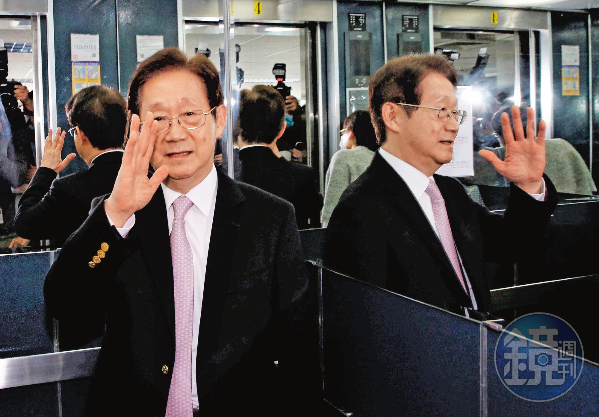 《公司法》第27條允許政府或是法人當選為董監後,可以指定一自然人代表行使職務,而且在任期中法人或政府股東還可以隨時改派,「不需理由、不走程序」,可以立即撤換、改派。圖為前大同董事長林文淵。