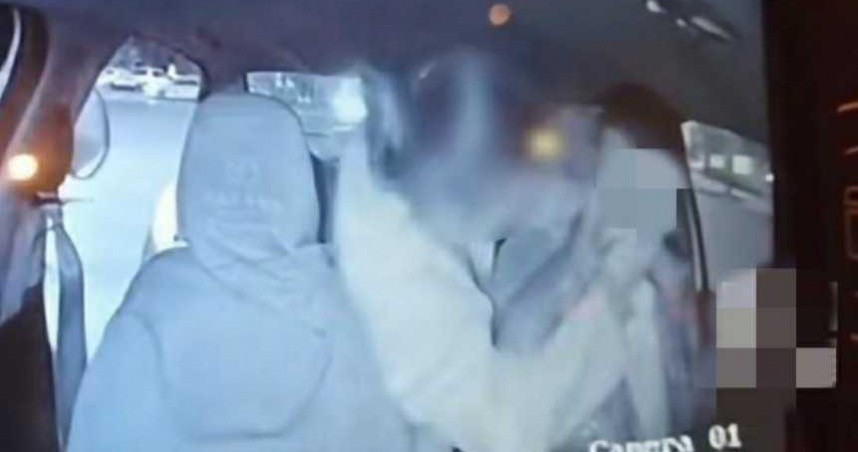 女乘客誇張行徑全都錄，向前掰頭要強吻司機。（翻攝自封面視頻）