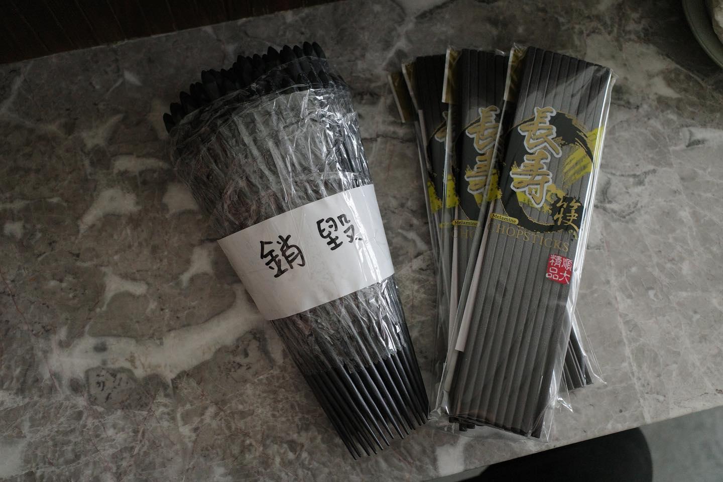 飼主拿餐廳的筷子直接夾食物餵狗,業者今天一早立即處理,把店內所有的筷子銷毀換成全新的。(翻攝自業者臉書)