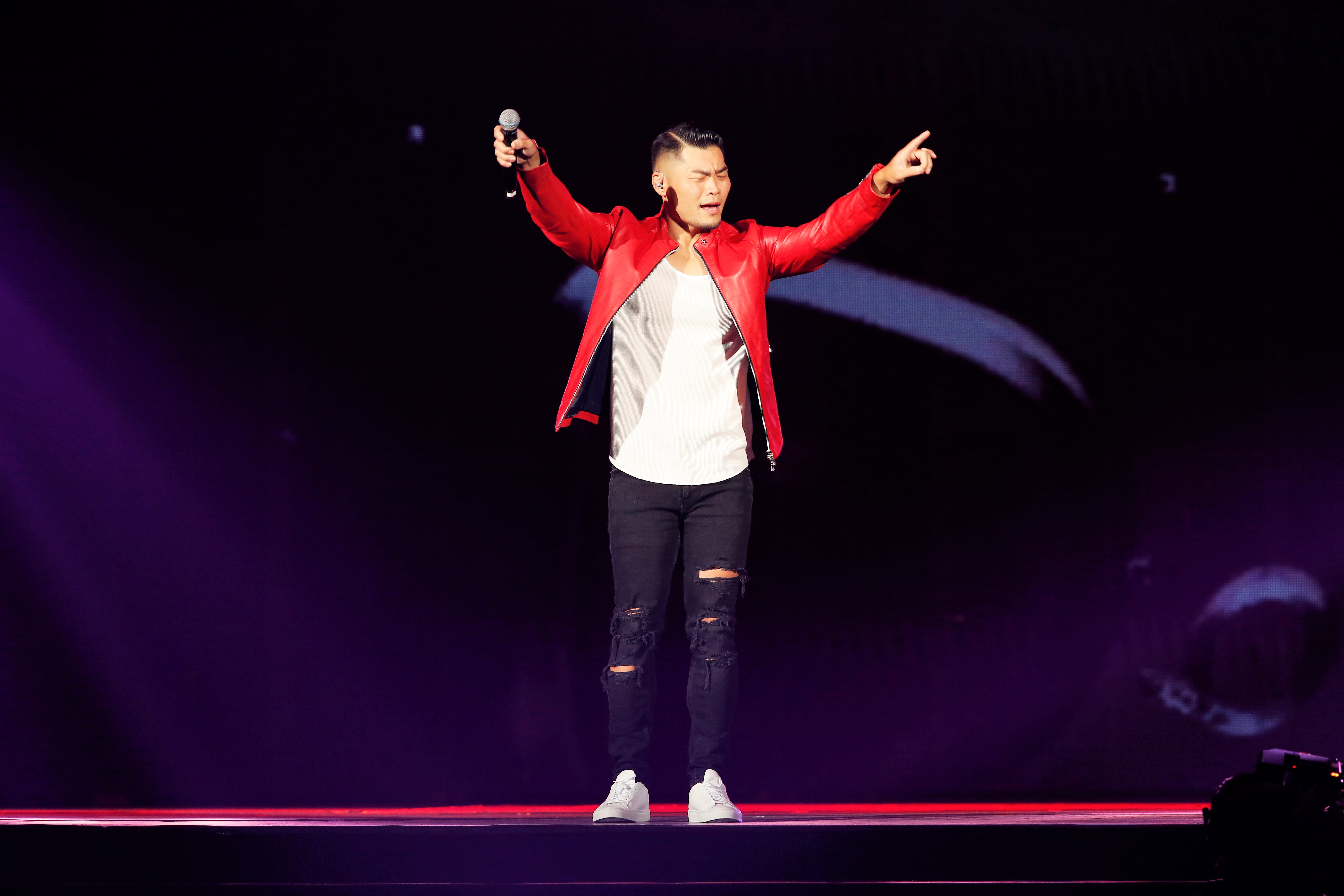 李玖哲獻唱自己的代表作〈想太多〉、〈我會好好過〉，捨不得跟隊友道別。