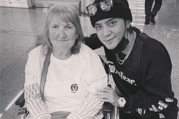 暱稱「英國奶奶」的羅志祥粉絲Judith因武漢肺炎逝世。（翻攝自羅志祥 IG）
