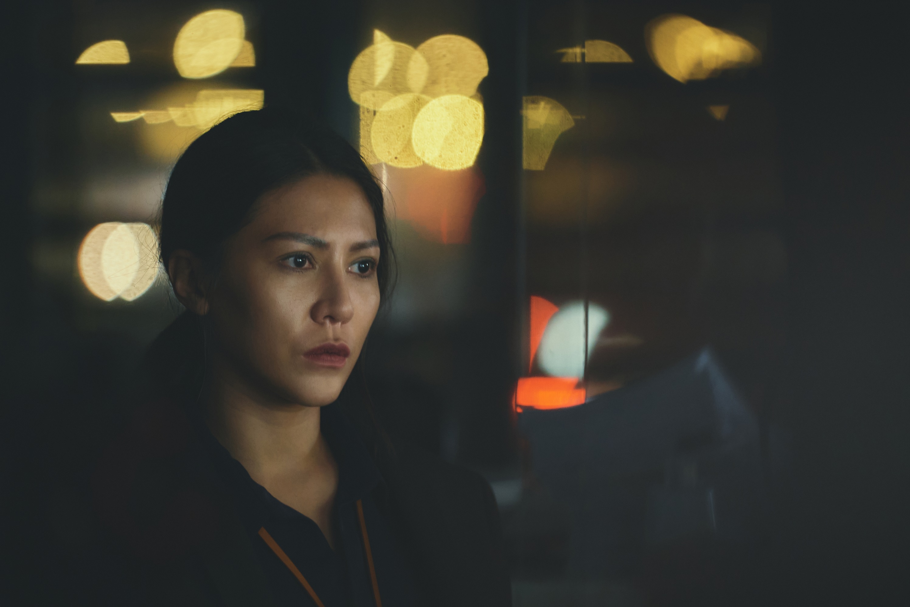 艾怡良首次挑戰演戲，扮演不想單身又倔強的女子，有時知道自己有哪些問題，又一直活在問題中。（華納兄弟提供）