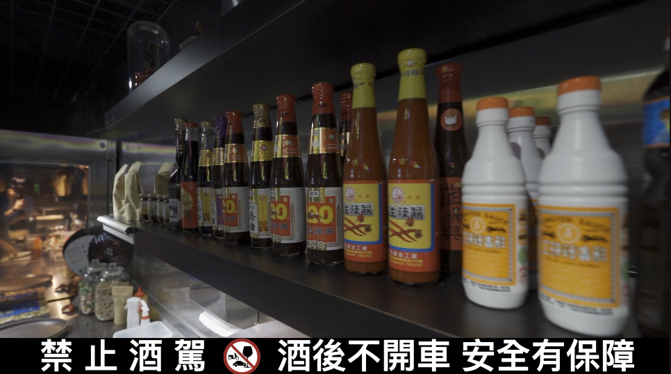 老闆林敬堯為了做出成長時光中的台灣好味道，從北到南，選了多種風格不同的代表醬料。