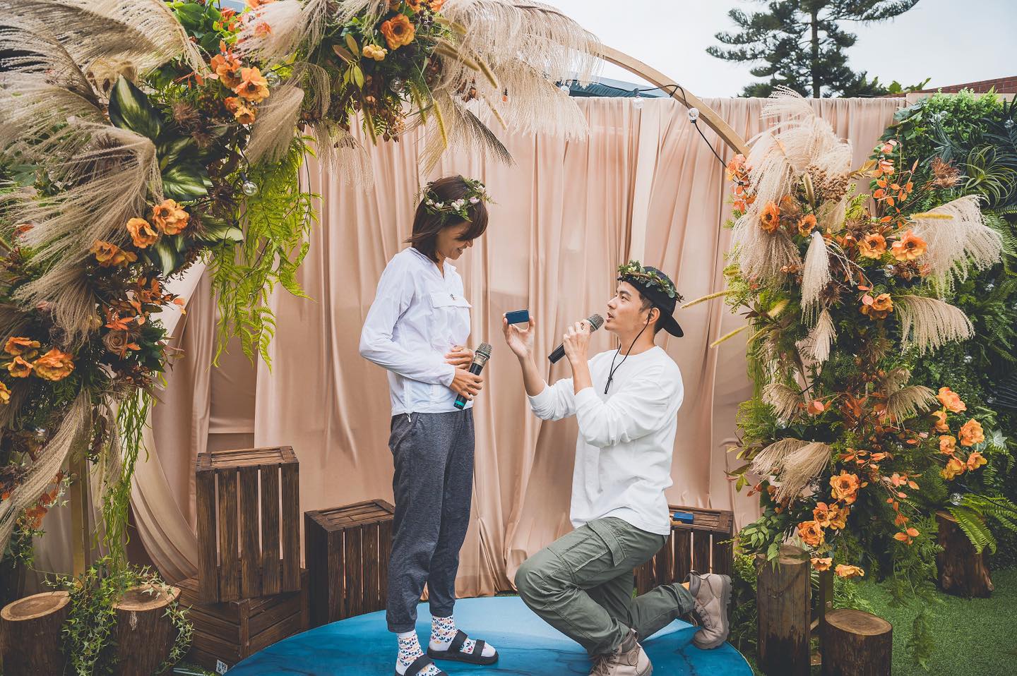 最近宥勝為太太蕾媽籌畫一場生日派對，並送上婚戒。（翻攝自宥勝臉書）