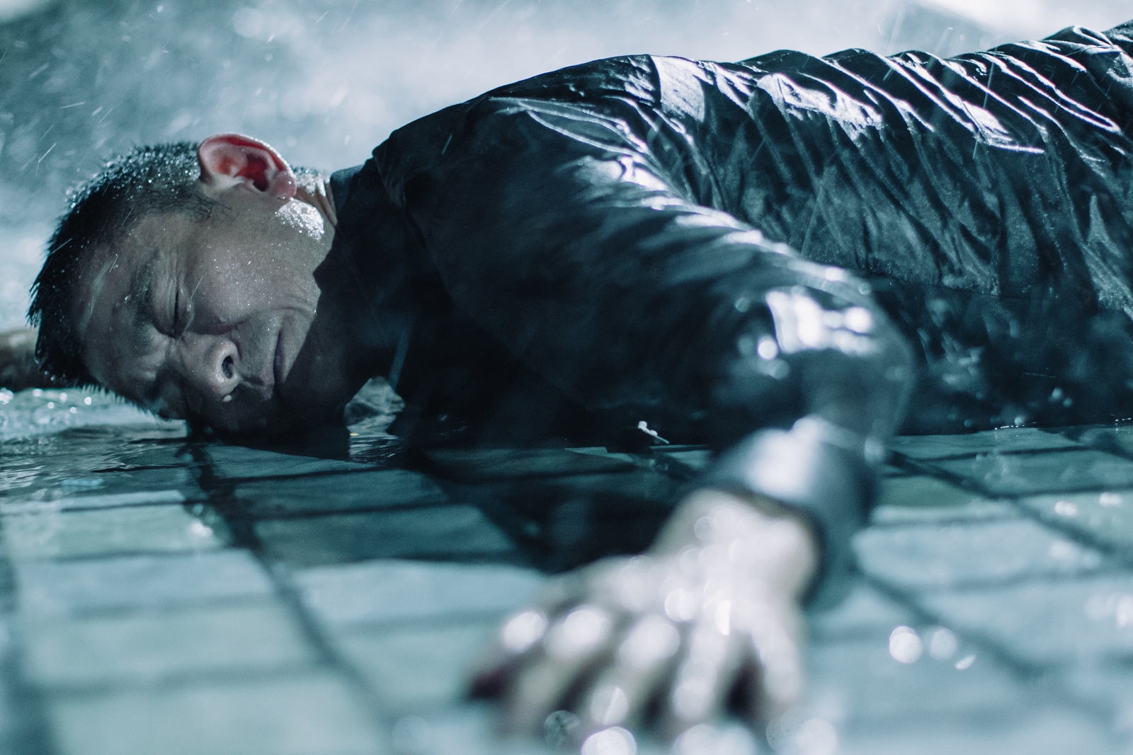 劉德華在片中從游泳池被炸到岸上，他躺在淹起水的地板上，造成耳朵進水，但只用棉花吸了一下水，就又繼續拍攝。（華映提供）