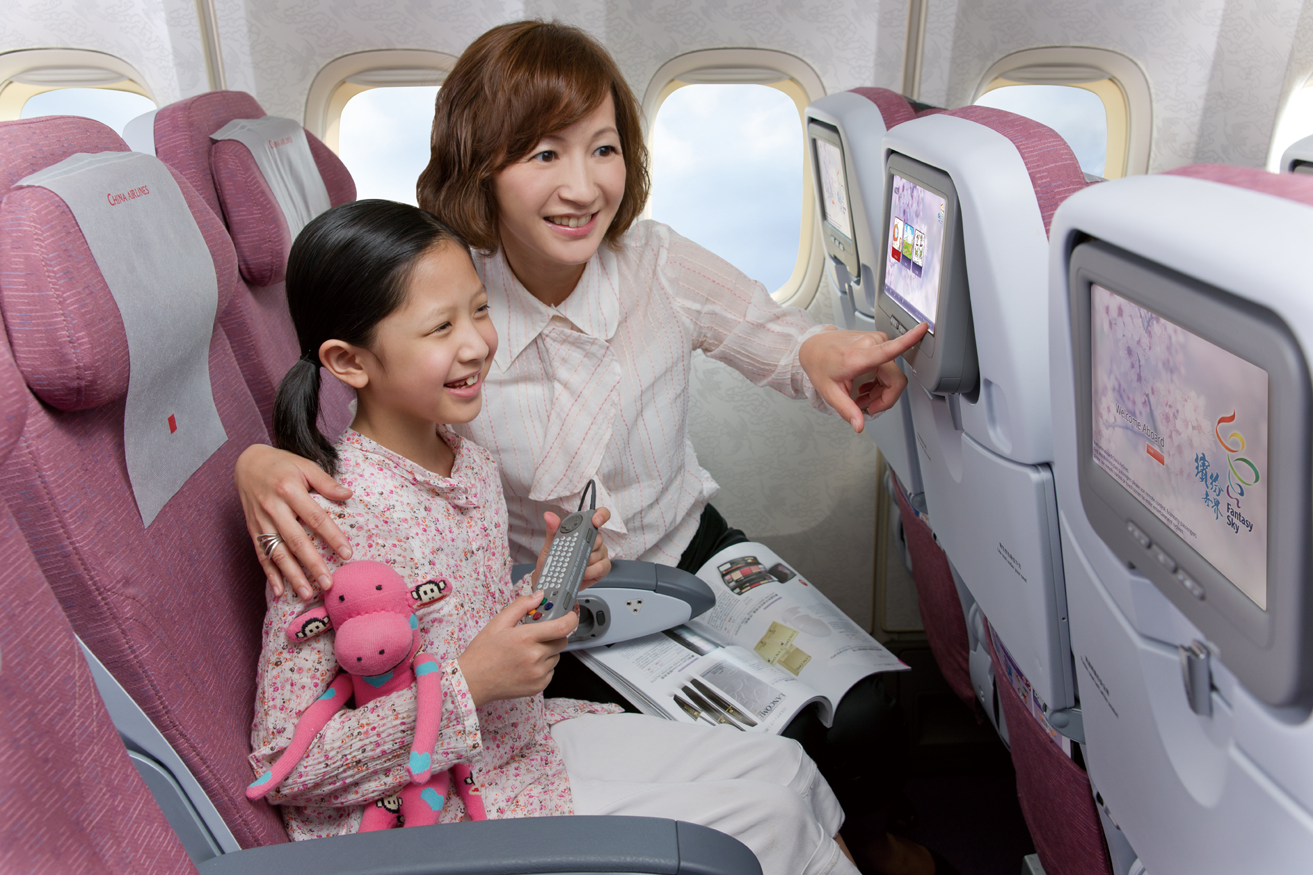 在2012年重新改裝過後的B747客機,每個經濟艙都有獨立的影音視聽系統。(KKday提供)