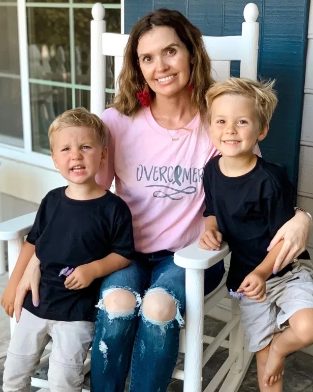 潔咪為了3歲與5歲的兒子熬過癌症治療，同時在社群分享自己的經歷，希望大家不要輕忽身體的警訊。（翻攝自太陽報）