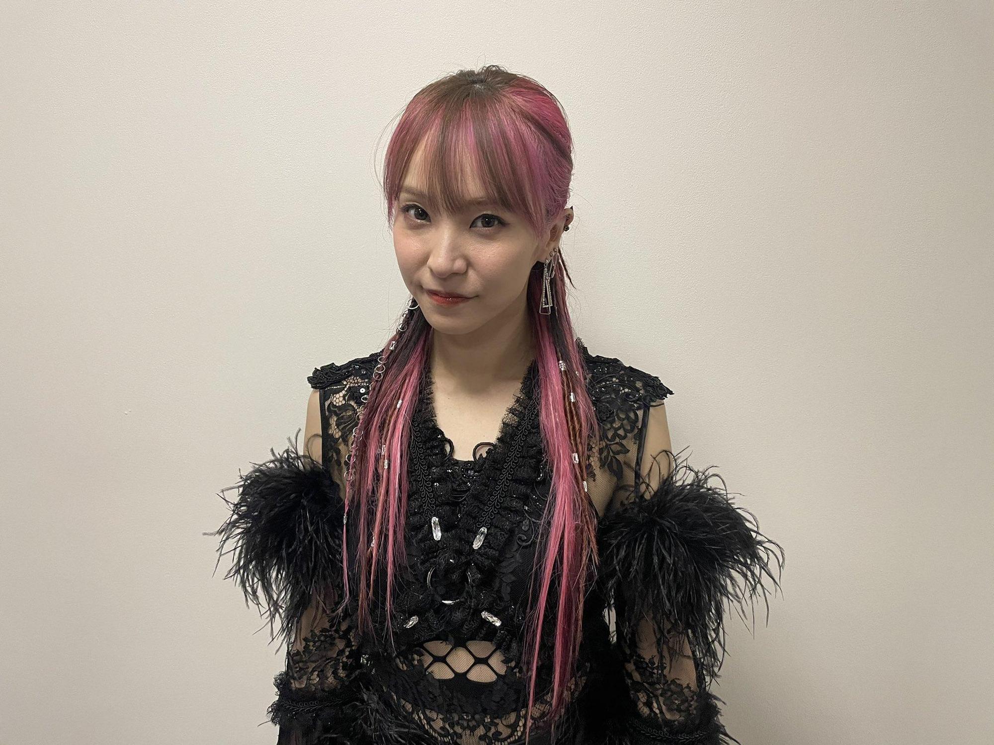 日本女歌手LiSA因演唱《鬼滅之刃》主題曲知名度飆升，卻傳出國中時期曾是叛逆太妹。（翻攝自LiSA Twitter）