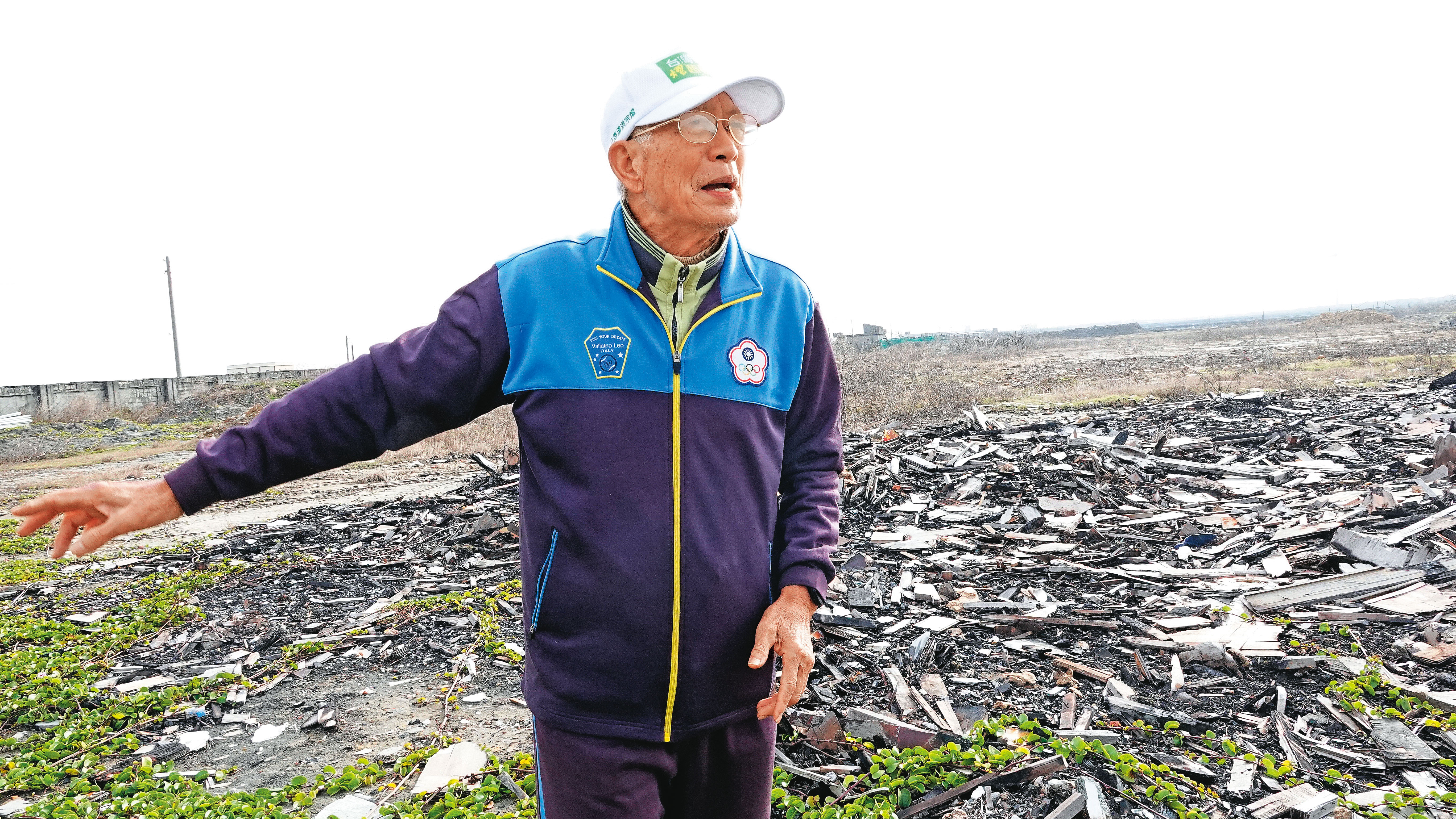 王功地方耆老林連宗擔心，大量廢棄物會汙染當地的蚵仔。