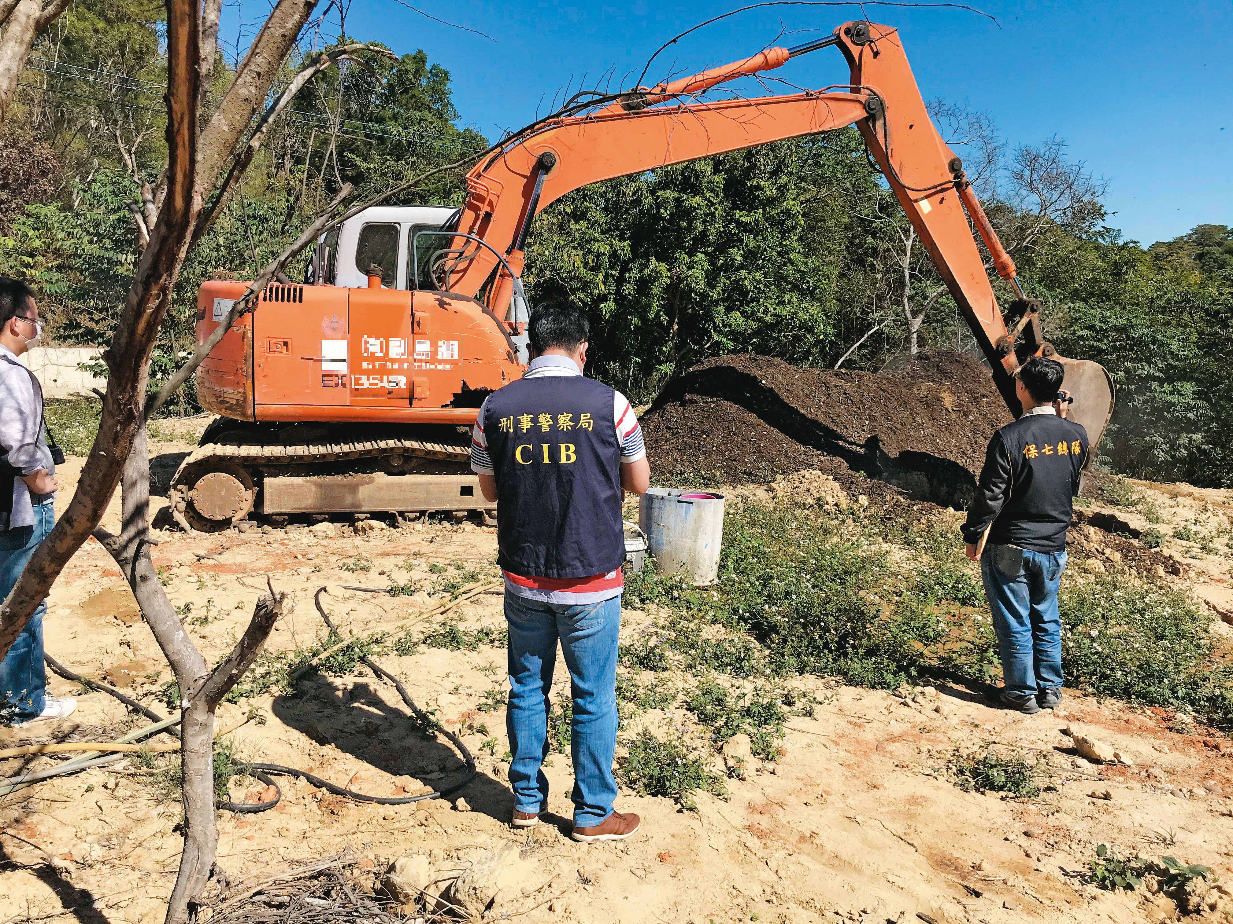 竹聯幫豹堂林吟謚集團亦將廢棄物傾倒於苗栗，警方獲報到場開挖蒐證。（刑事局提供）