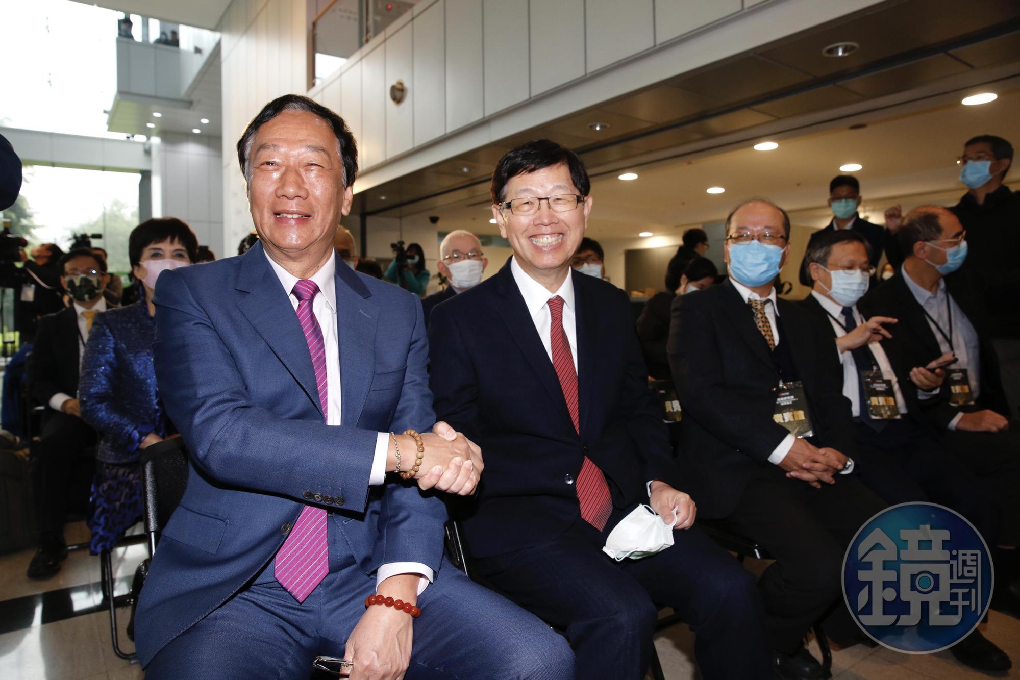 郭台銘(左)與劉揚偉(右)今(4日)出席「鴻海研究院」揭牌儀式。