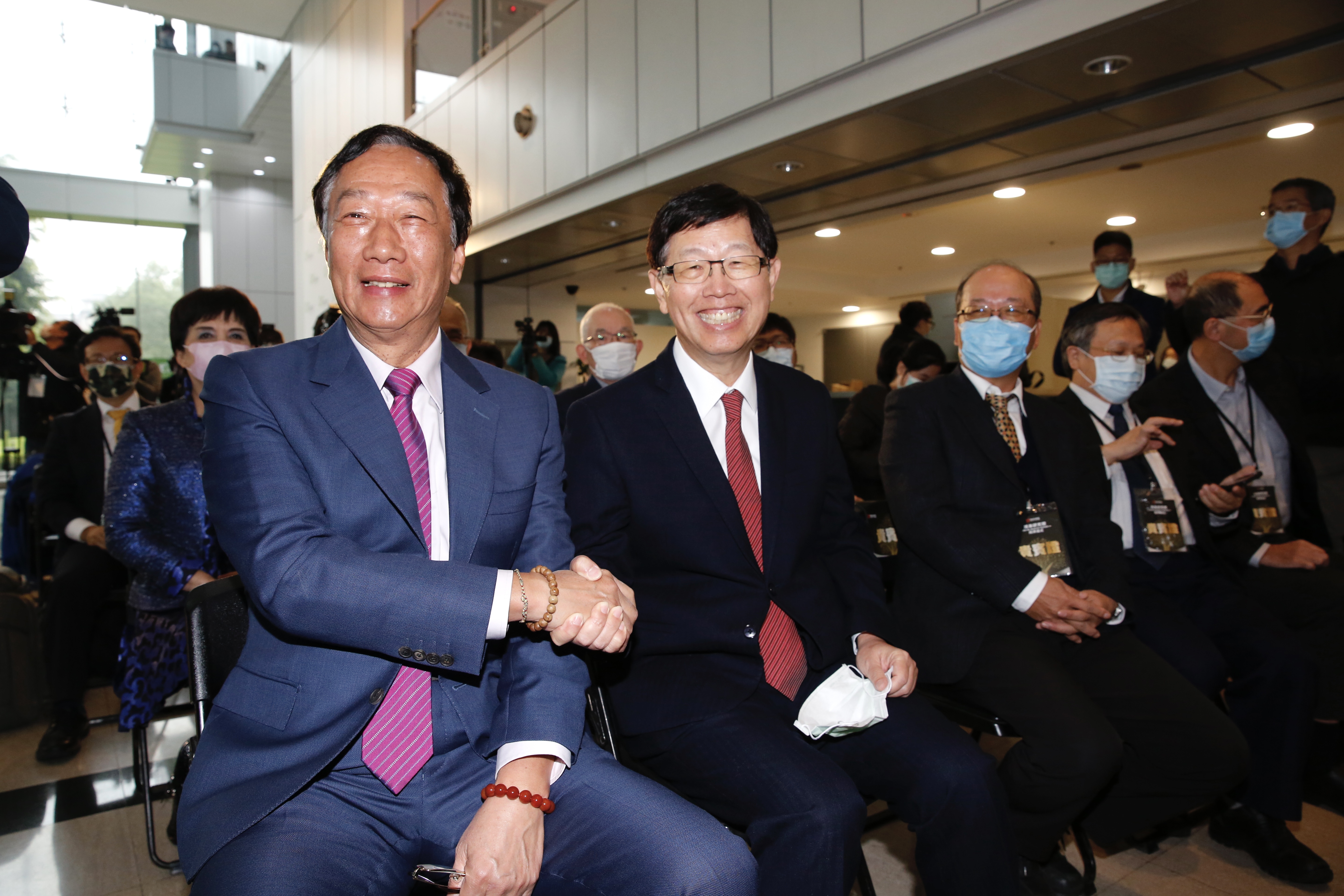 郭台銘（左）與劉揚偉（右）今（4日）出席「鴻海研究院」揭牌儀式。