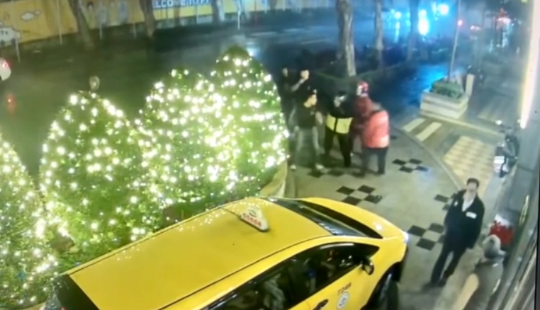 外送員與顧客因送餐速度引發糾紛，顧客控外送員亮槍恐嚇，才導致他情緒失控動刀行刺。（翻攝畫面）