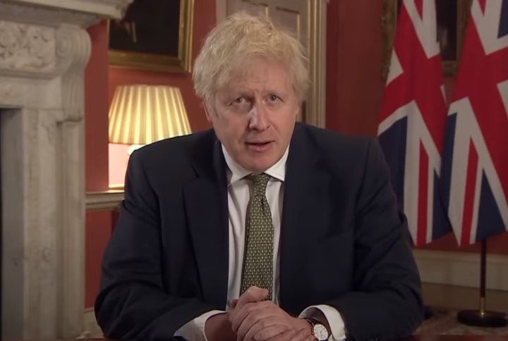 英國首相強生宣布，英格蘭將進入封城狀態，以對抗變種病毒的蔓延。（翻攝自BBC YouTube）