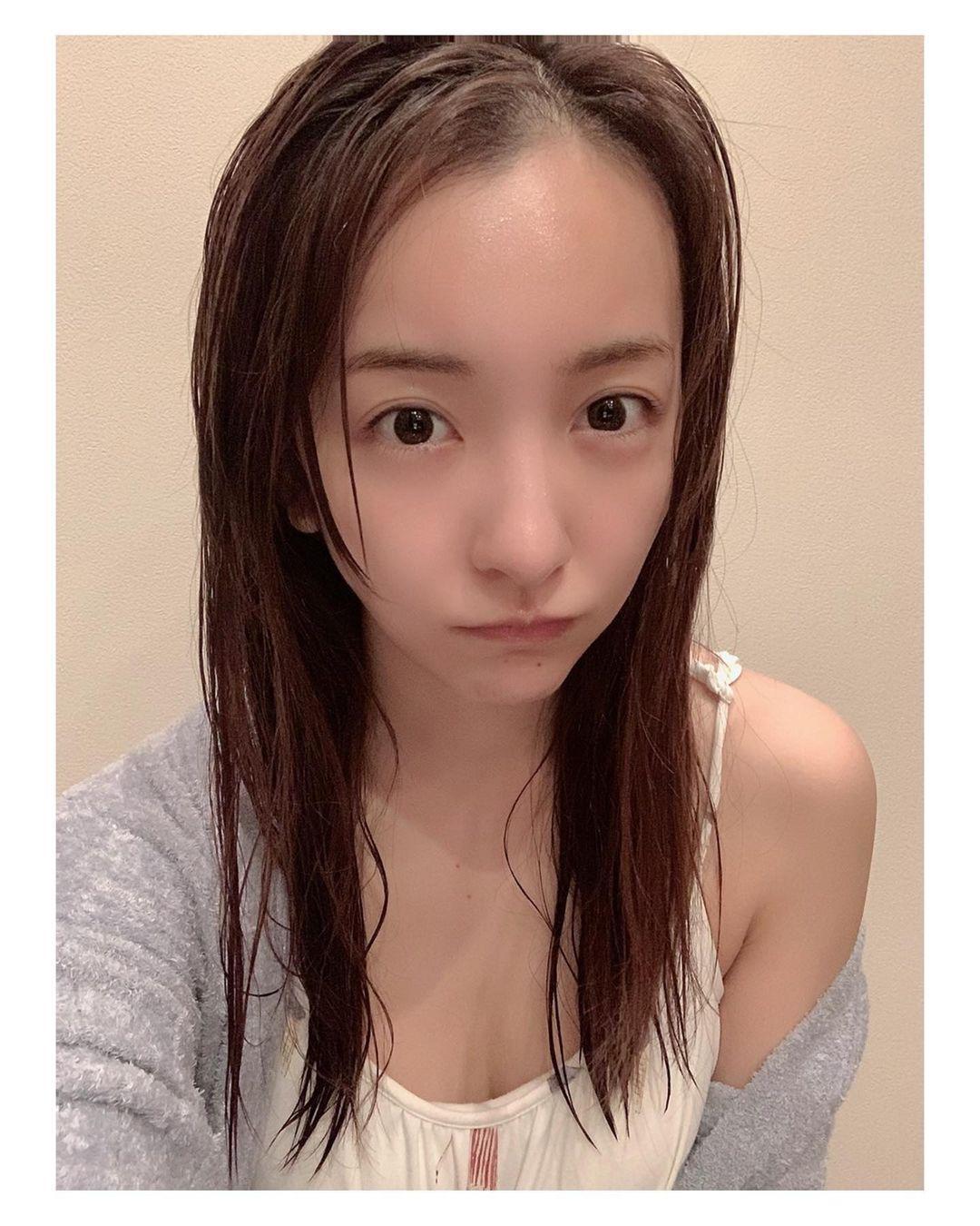 板野友美從AKB48畢業後成績普普,幾次傳出戀情卻都無疾而終。(翻攝自板野友美IG)