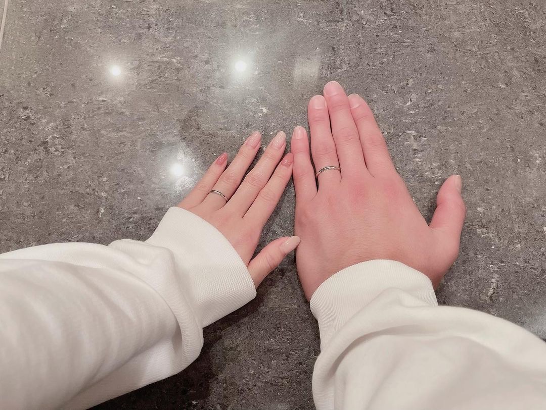 板野友美曬出與老公高橋奎二的婚戒照。（翻攝自板野友美IG）