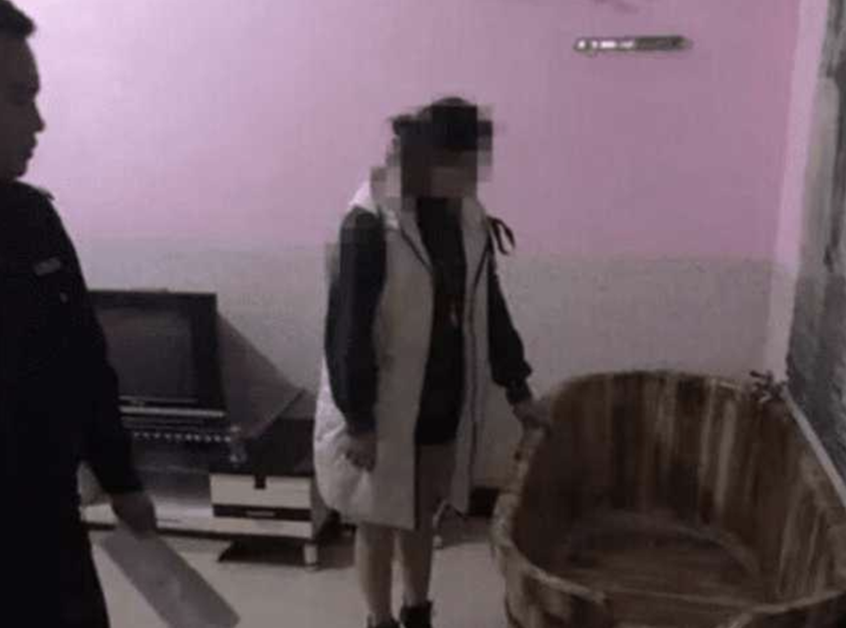 中國一家按摩店推出「木桶共浴」性服務,遭警方破獲。(翻攝自《廣西新聞網》微博)