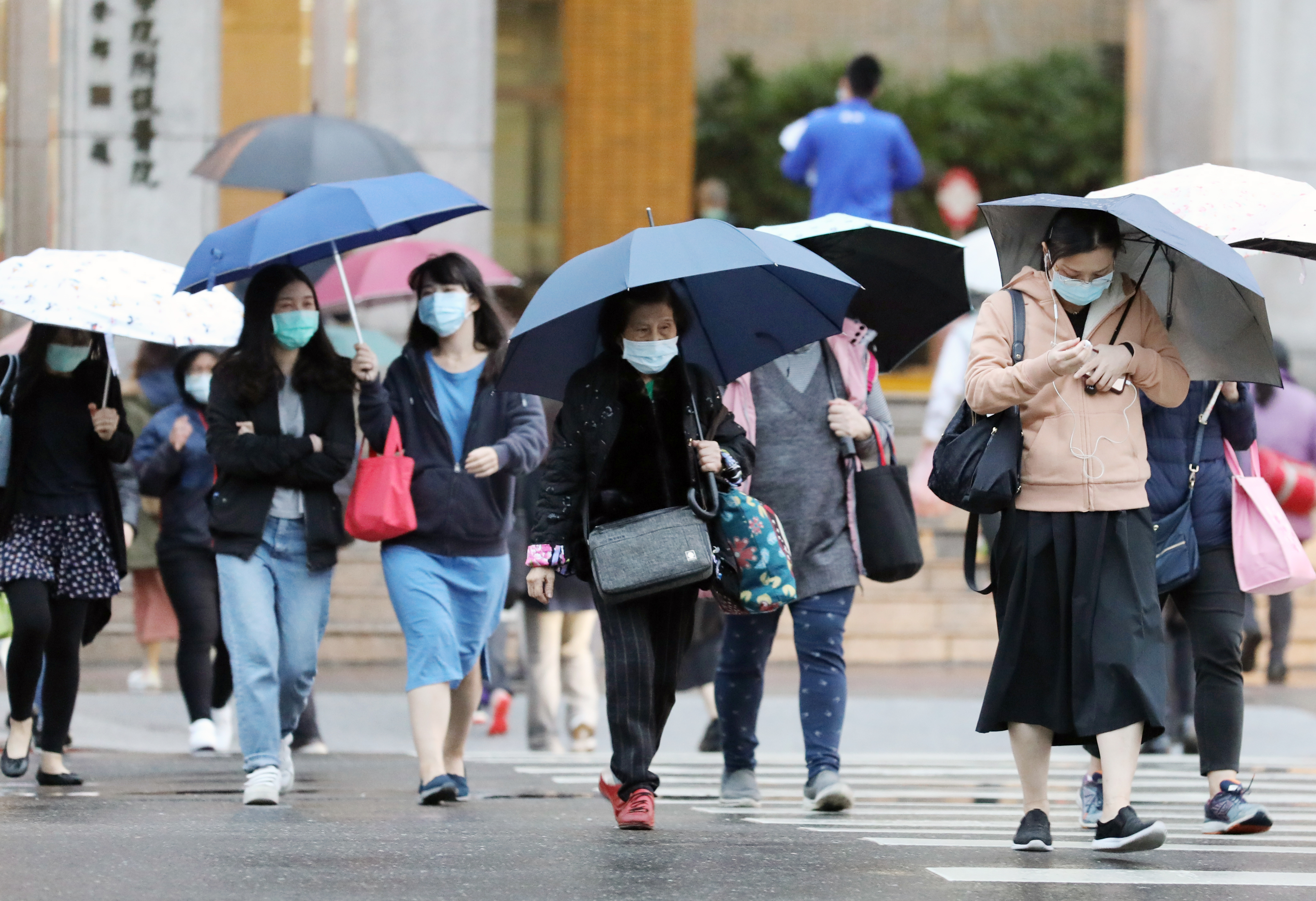 今（5日）是24節氣小寒，下半天因受東北季風增強，迎風面水氣增多，北台灣容易降雨。（本刊資料照）