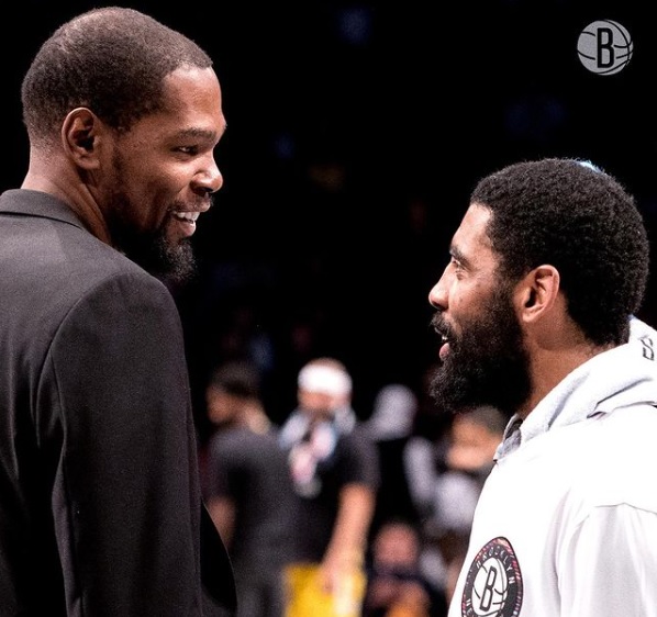 籃網球星杜蘭特（左）在去年確診武漢肺炎後，再次因接觸染疫者需要接受隔離。（翻攝自籃網隊IG）