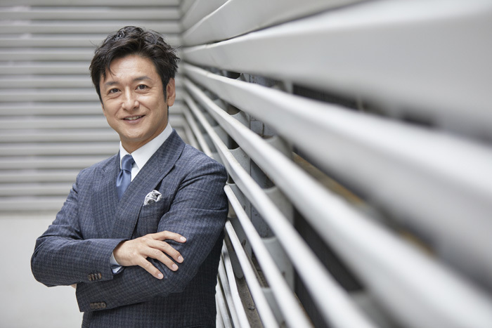 帥大叔石丸幹二（圖）也確診，他與武田真治合作的舞台劇目前仍不知會延到何時。（翻攝自石丸幹二推特）