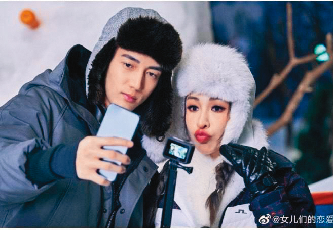 蕭亞軒不僅跟嫩模男友交往,並且主導他的演藝事業。(翻攝《女兒們的戀愛》微博)