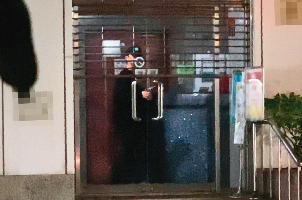 01：03，回家時，小倆口也是各走各的，邱鋒澤（圖）先行回家，在裡頭等女友。