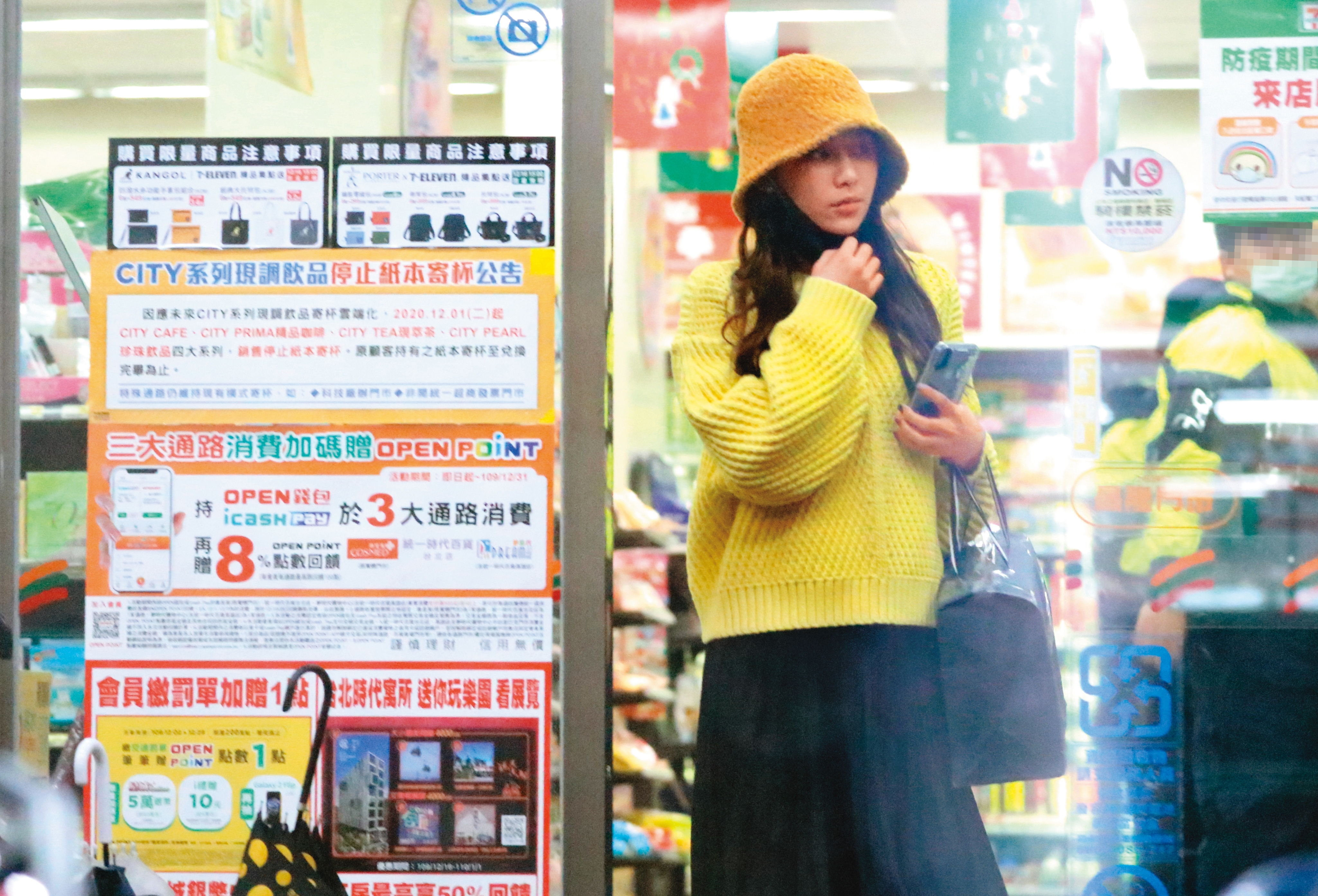 2020/12/19 00：57，采子（圖）撇下邱鋒澤，在附近的便利商店處理事情。