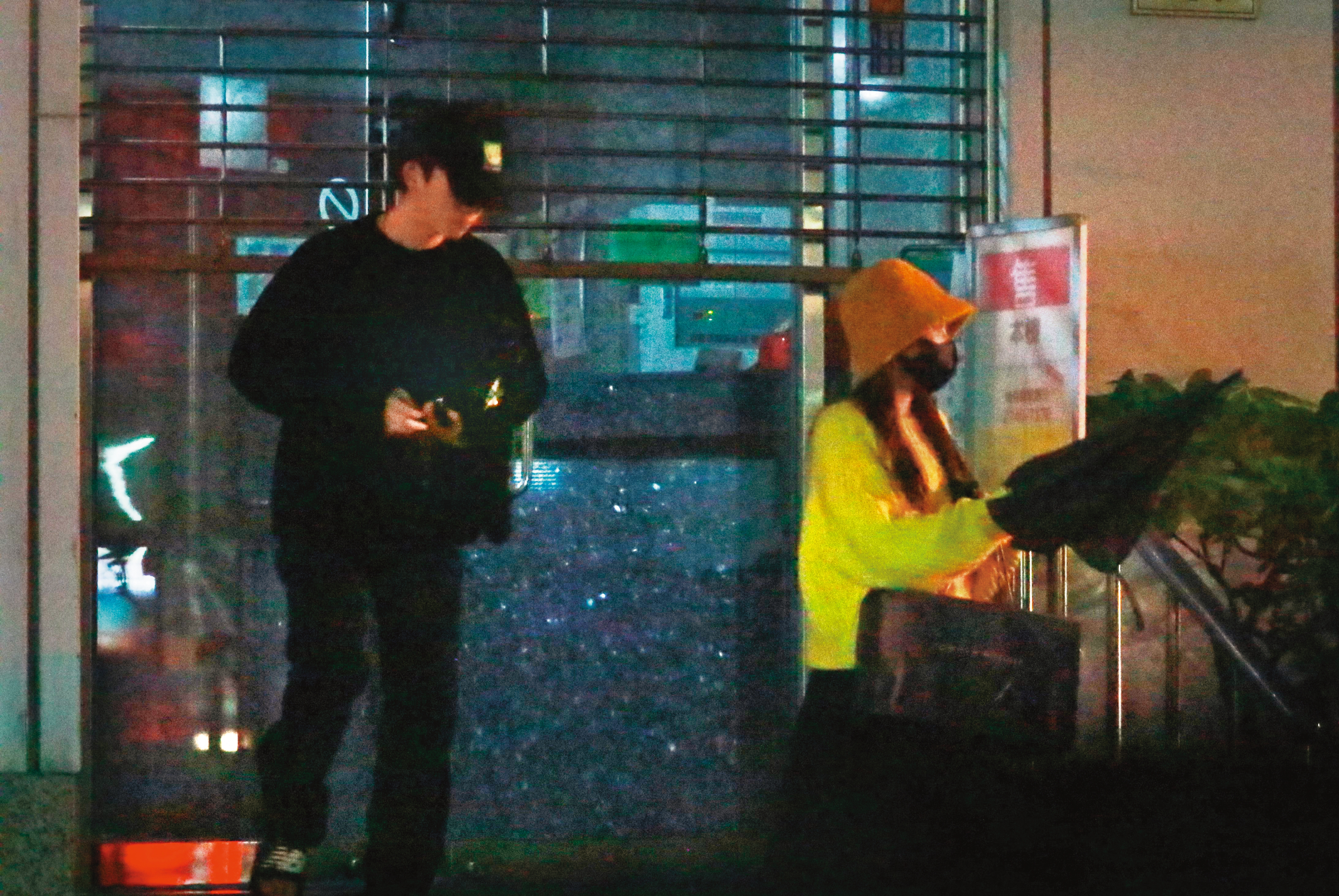 2020/12/19 00：50，采子（右）與抱著狗的邱鋒澤（左）以情侶之姿出門，感覺已進展到了同居階段，跟本刊收到的爆料不謀而合。