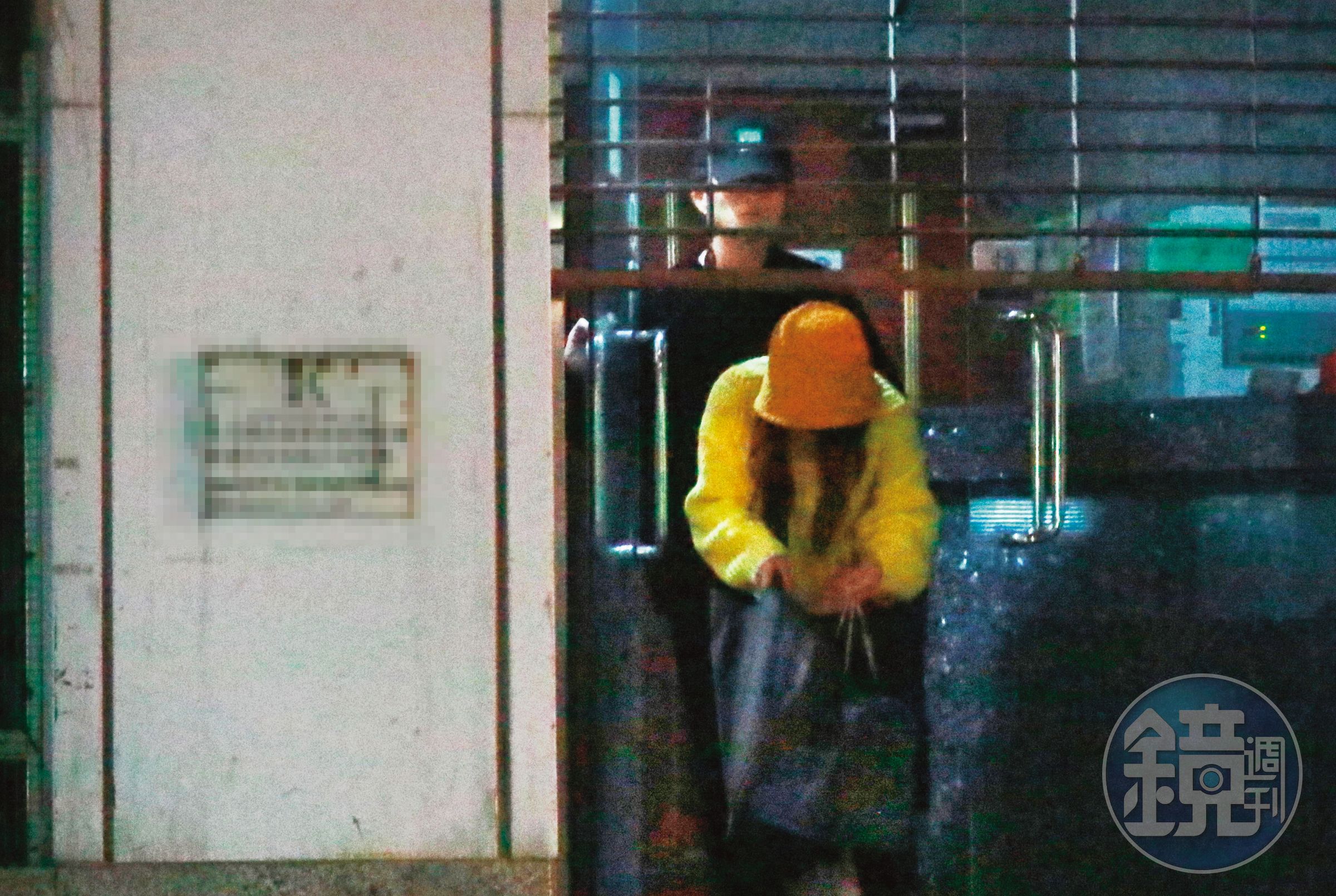 2020/12/19 00：49，三更半夜，采子（前）出現在民宅門口，邱鋒澤（後）跟隨在後現身。