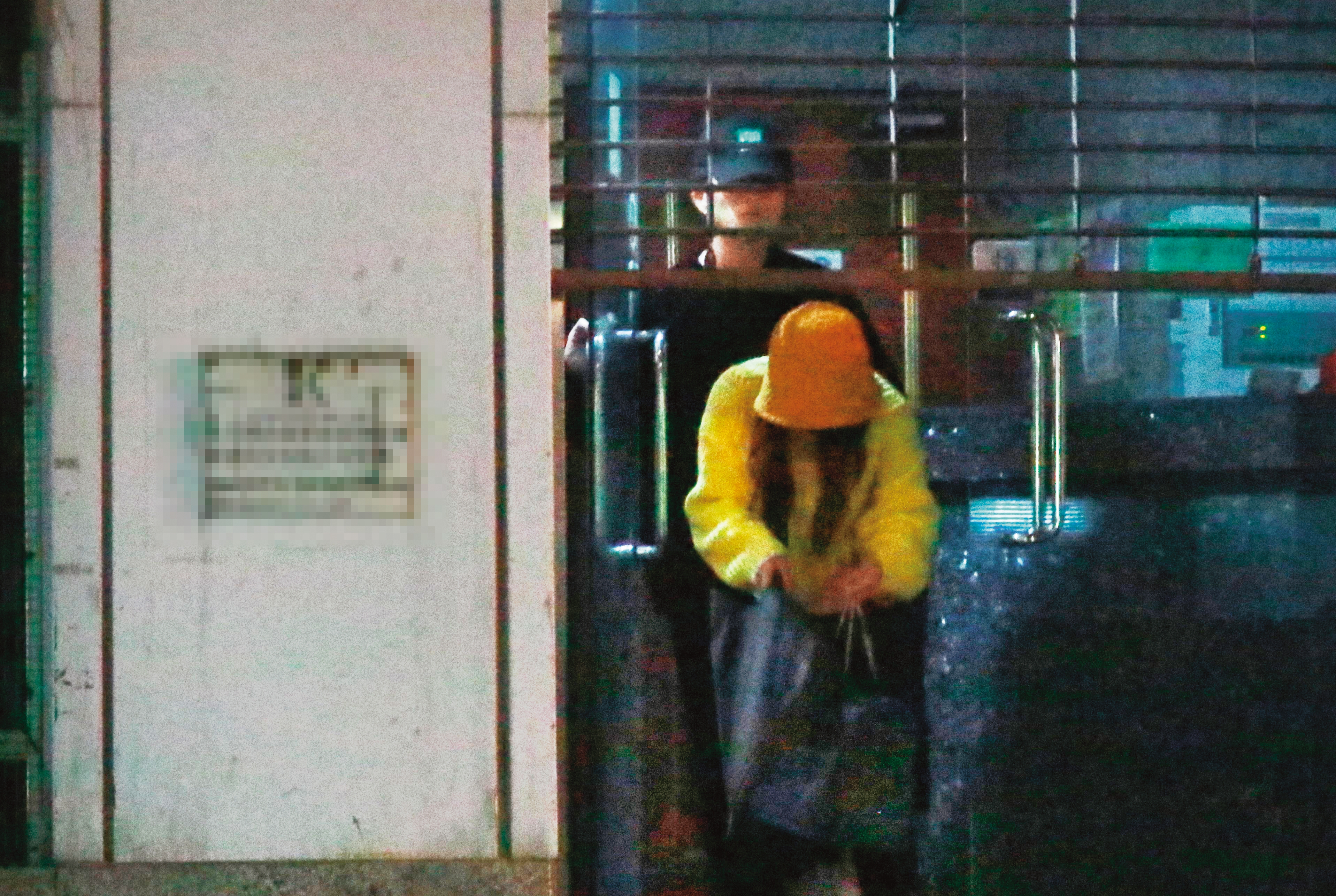 2020/12/19 00：49，三更半夜，采子（前）出現在民宅門口，邱鋒澤（後）跟隨在後現身。