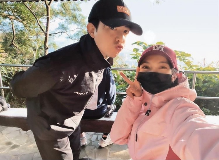 謝和弦近日靠爬象山戰心魔，女友兼經紀人莉婭也在旁陪伴。（翻攝自謝和弦臉書）