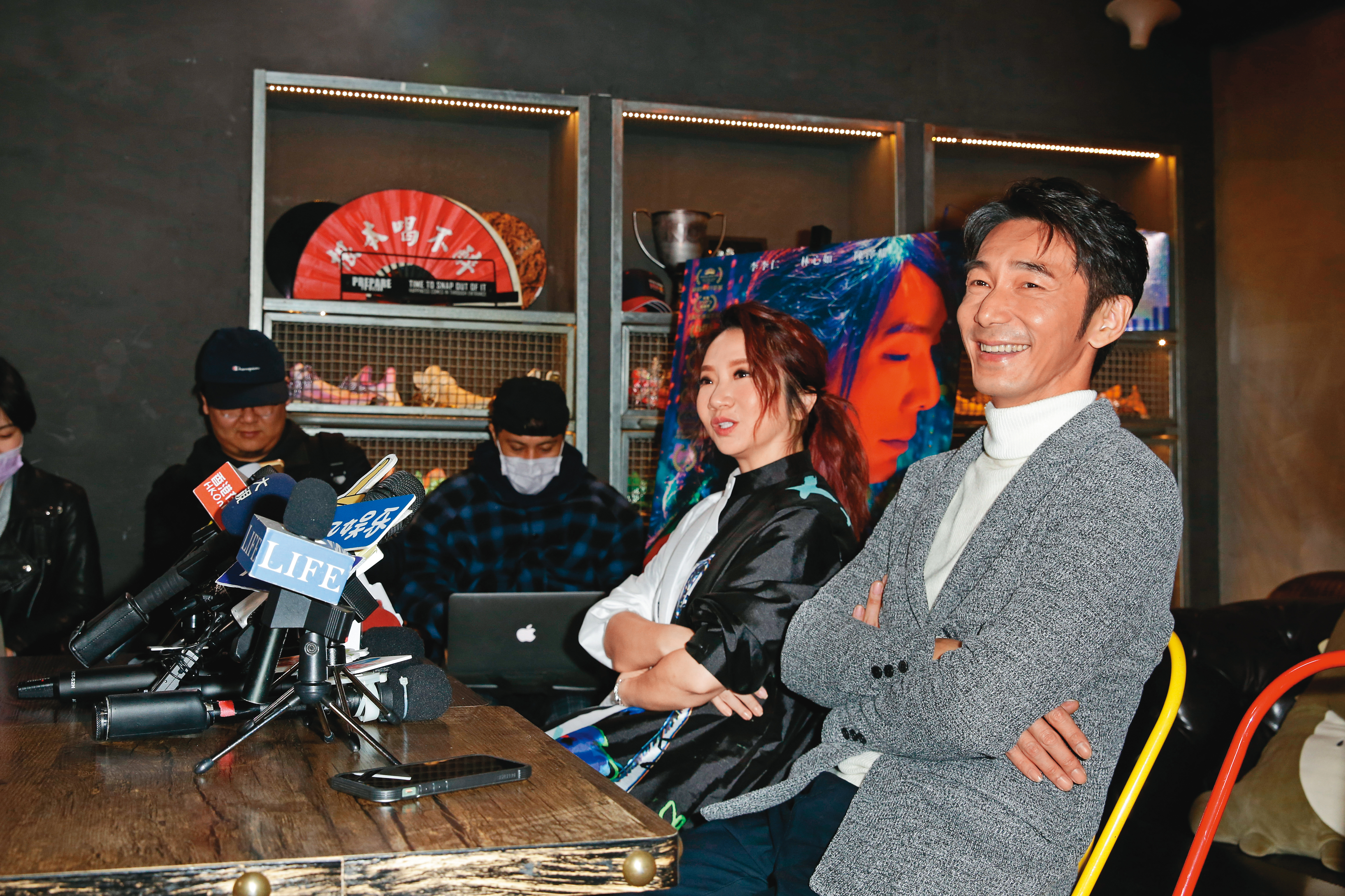 陶晶瑩（右二）和李李仁（右一）婚後，以知性、智慧的形象分享許多夫妻相處之道。