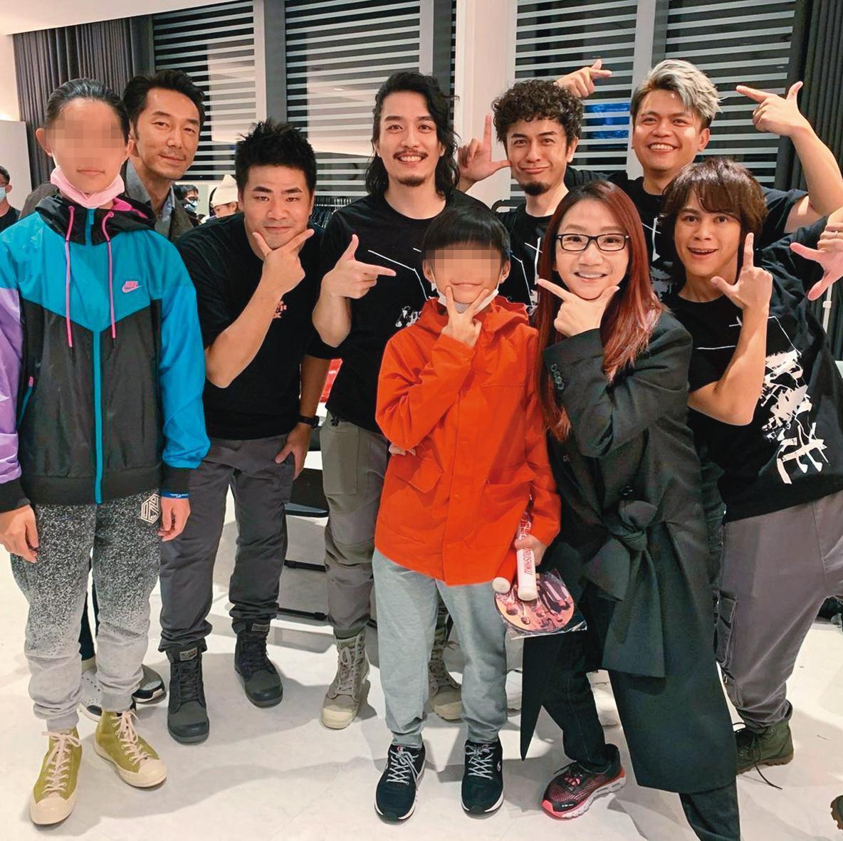 陶晶瑩（前排右2）常帶一家大小參加演藝圈活動，日前特地去看七月半演唱會。（翻攝自陶晶瑩IG）