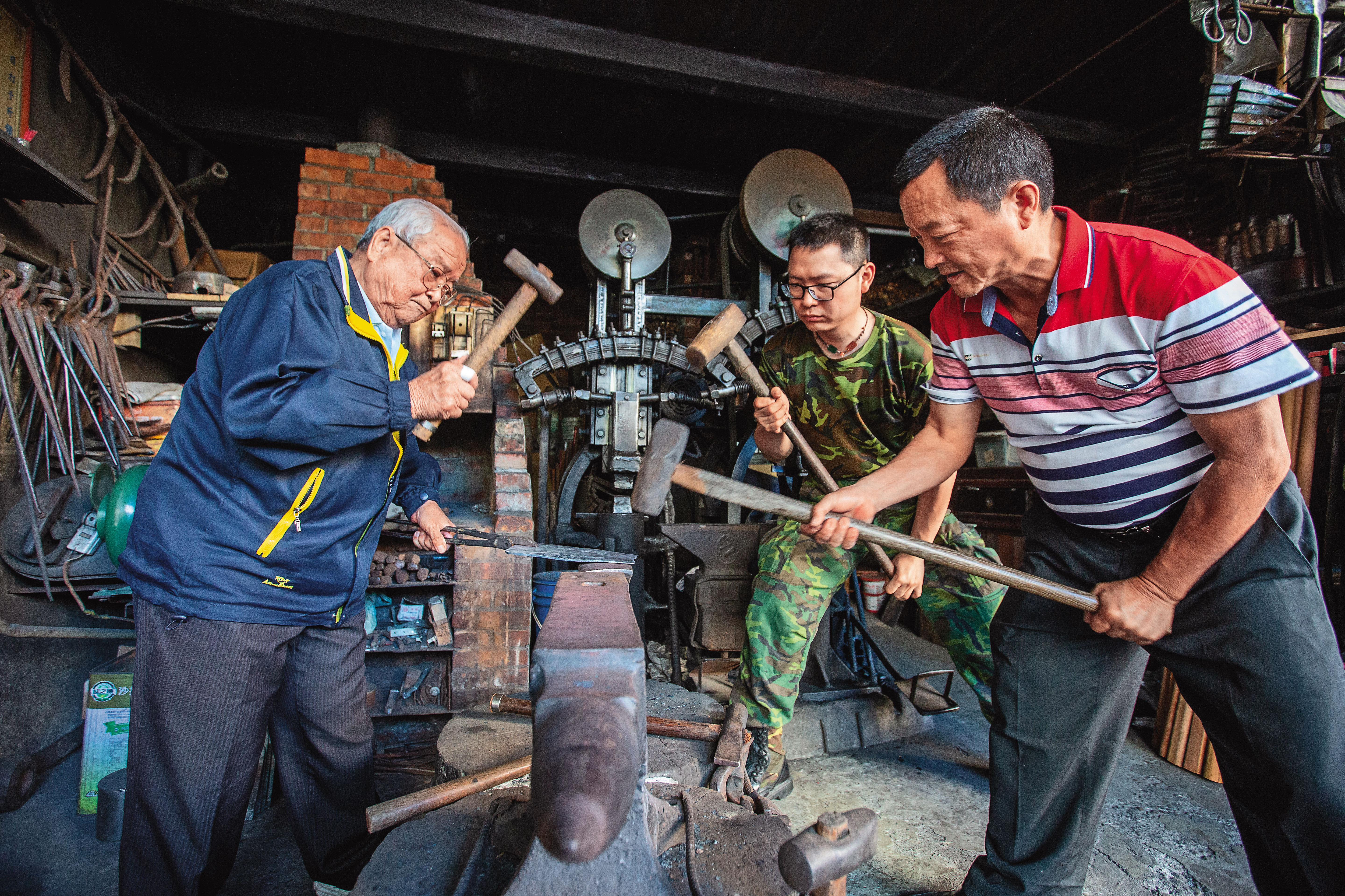 蔡慶隆與兒子蔡添順、孫子蔡進永合力打鐵，包容彼此的變與不變，才能讓老店傳承86年。