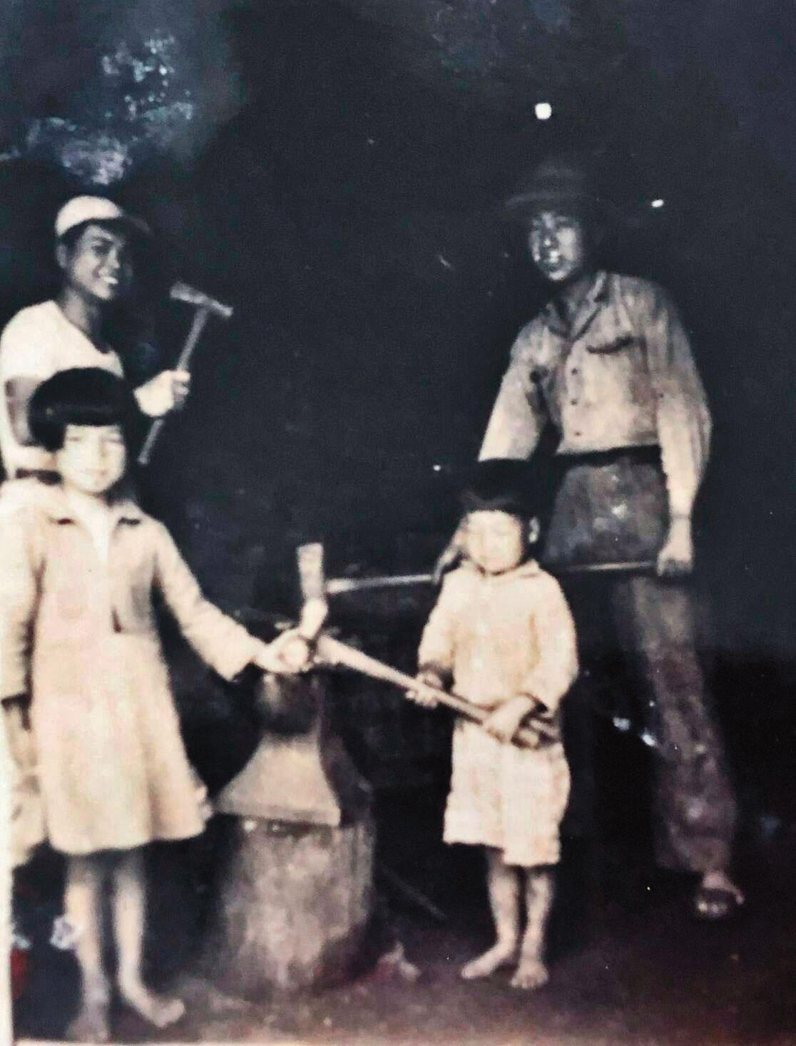蔡慶隆（左後）10歲跟著二哥（右後）學藝，二哥過世後，姪子與姪女（前排）皆無意學習打鐵，他便接下來做。（蔡慶隆提供）