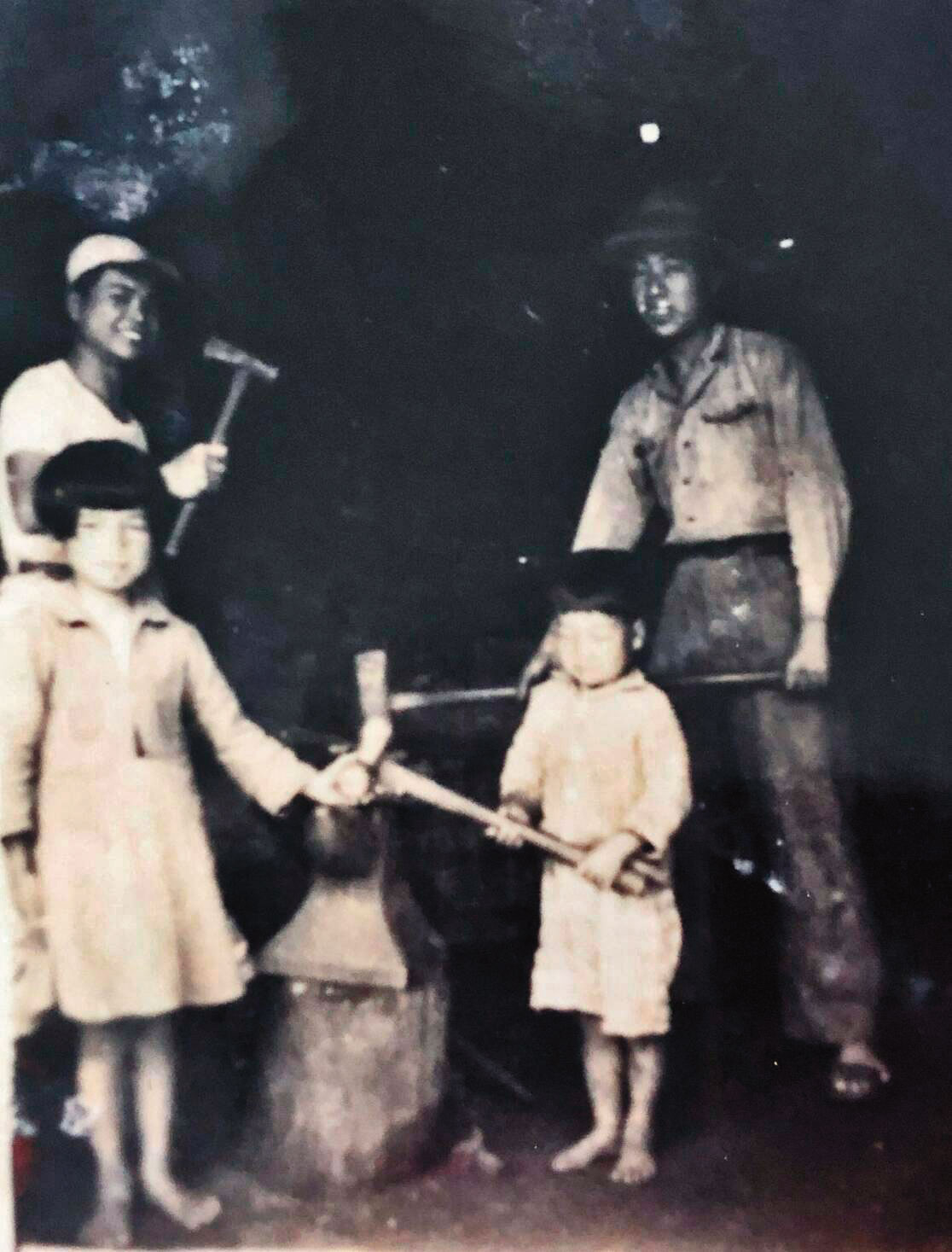 蔡慶隆（左後）10歲跟著二哥（右後）學藝，二哥過世後，姪子與姪女（前排）皆無意學習打鐵，他便接下來做。（蔡慶隆提供）