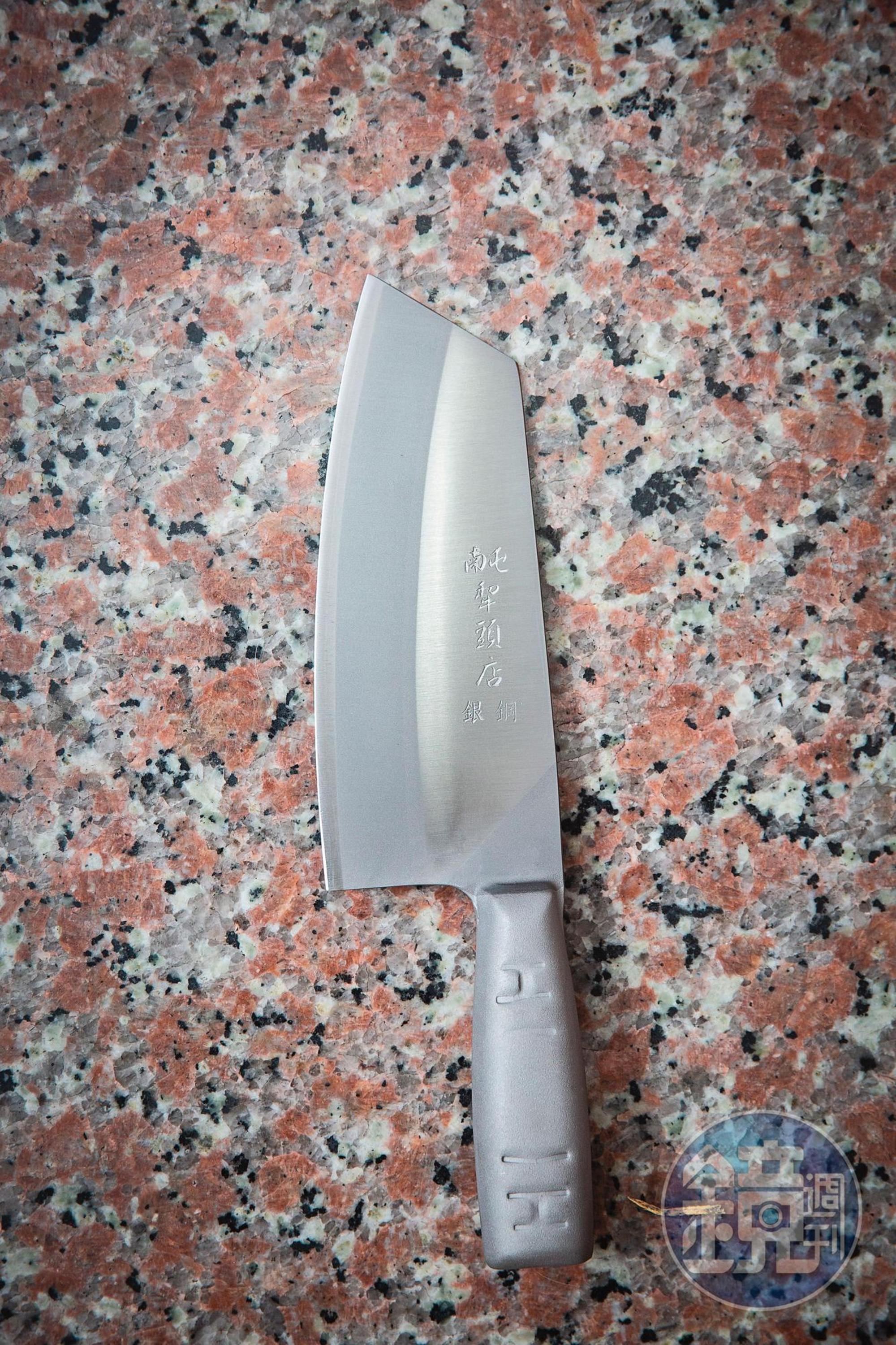 慶隆打鐵店的菜刀採用鐵包鋼的三明治作法，特別堅固耐用，是主力產品。（1,600元／把）