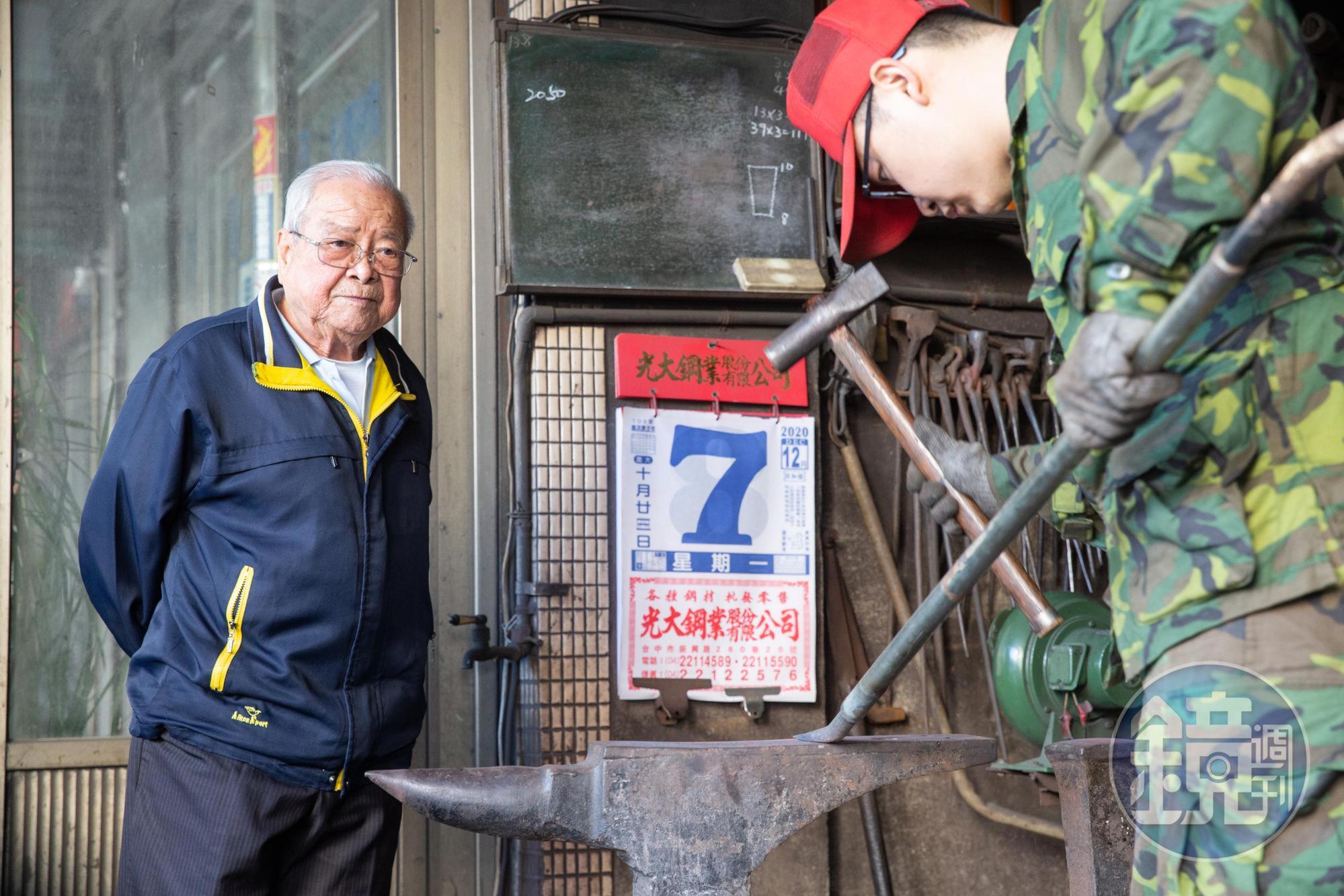 蔡進永的阿公、第一代蔡慶隆(左)雖已退休,仍常到店面看孫子(右)打鐵。
