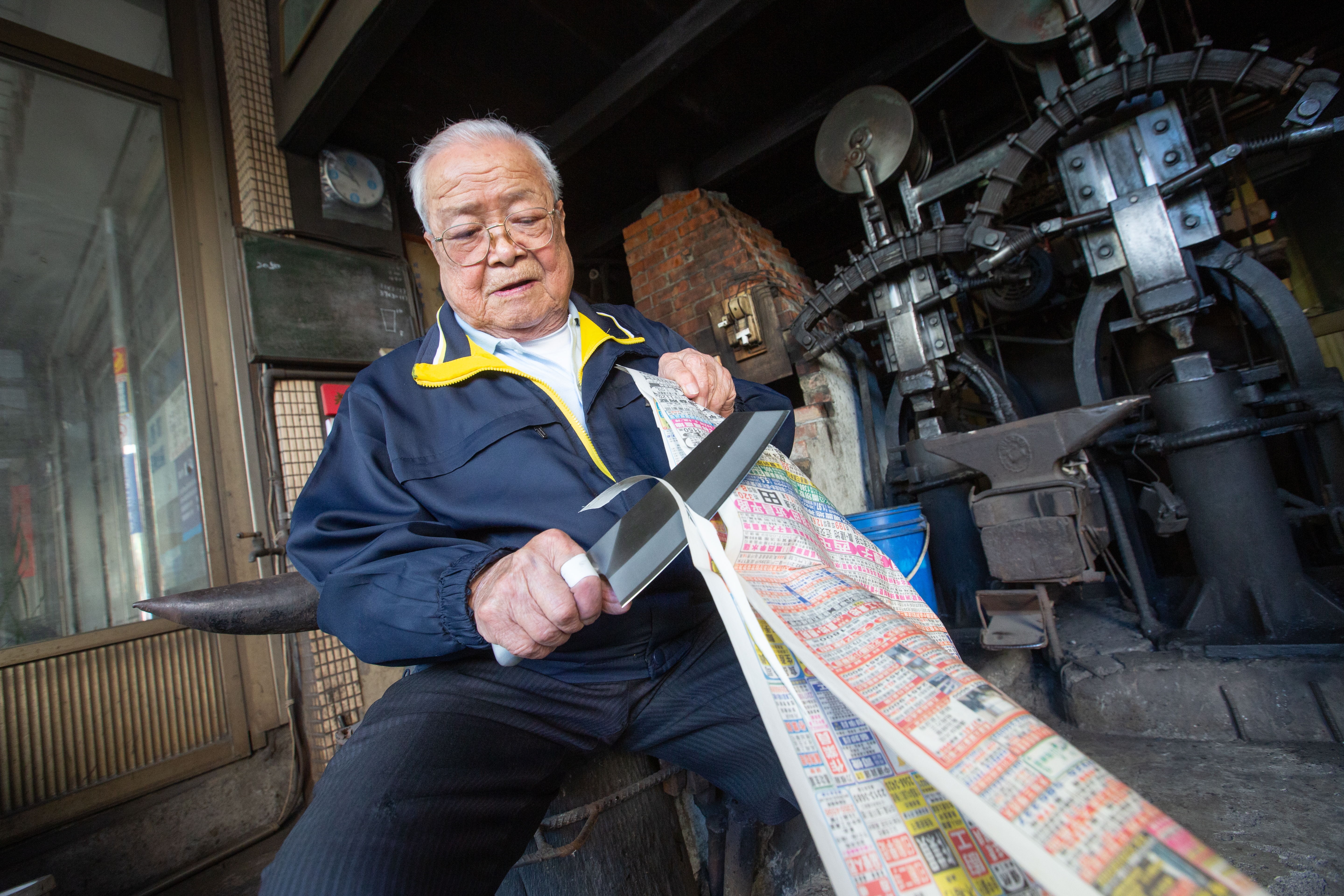 現在主力產品為菜刀，經蔡慶隆手磨過的刀，鋒利到可輕鬆削紙。