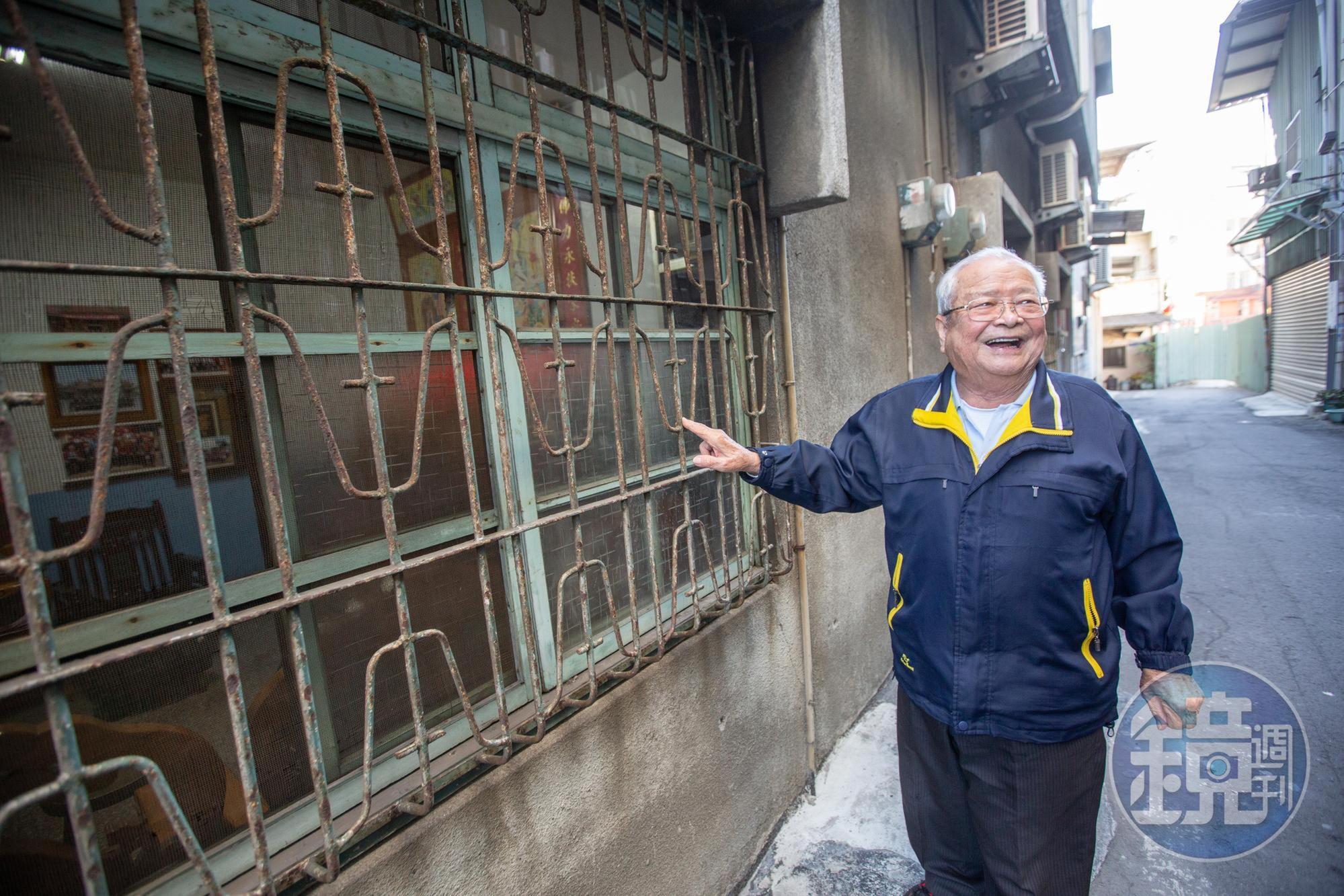 當農具需求越來越少,蔡慶隆也轉型,兼做鐵窗與鐵門。