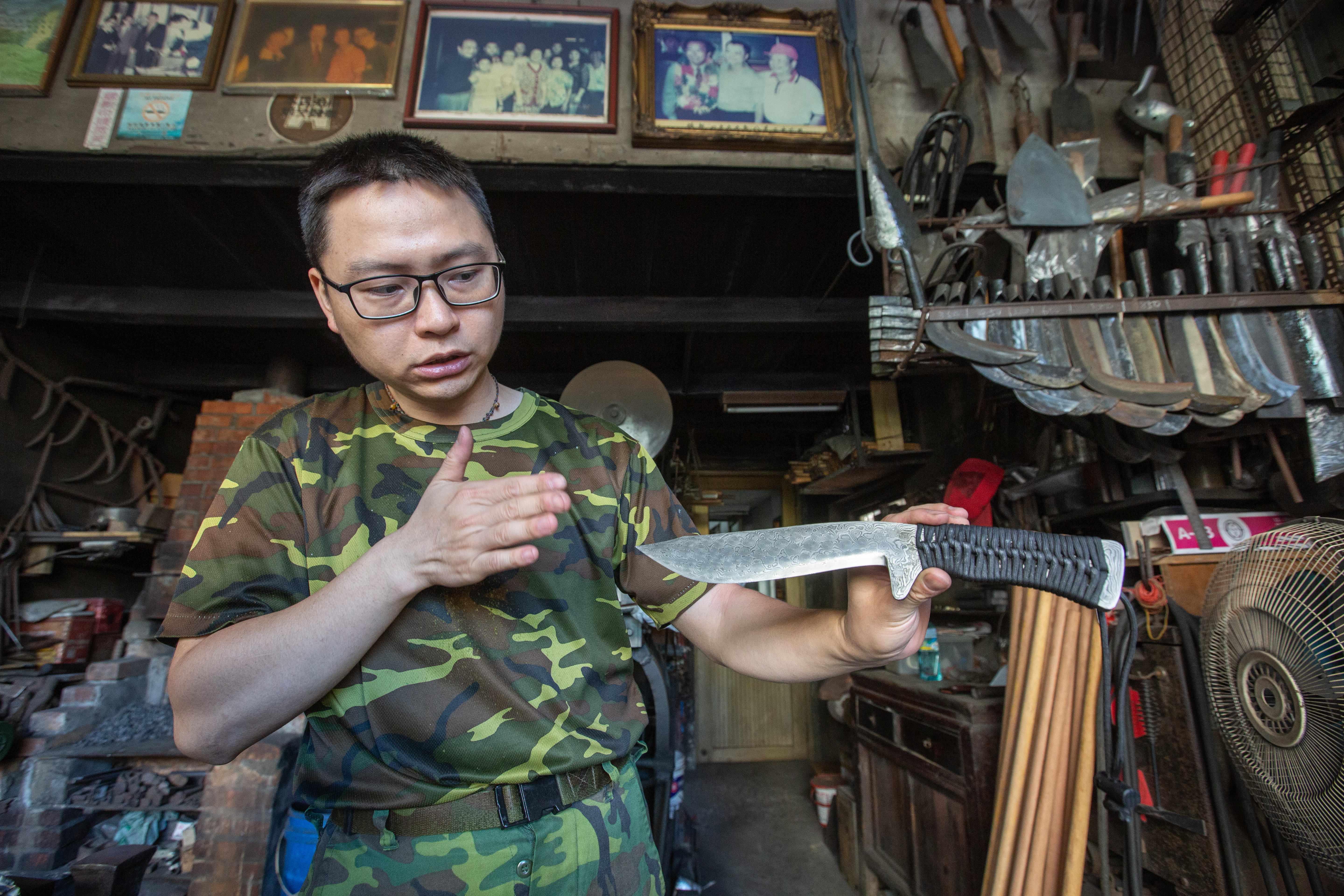 蔡進永研發花紋刀，一開始父親與爺爺並不看好，直到實物誕生，2人也讚賞他的美感。